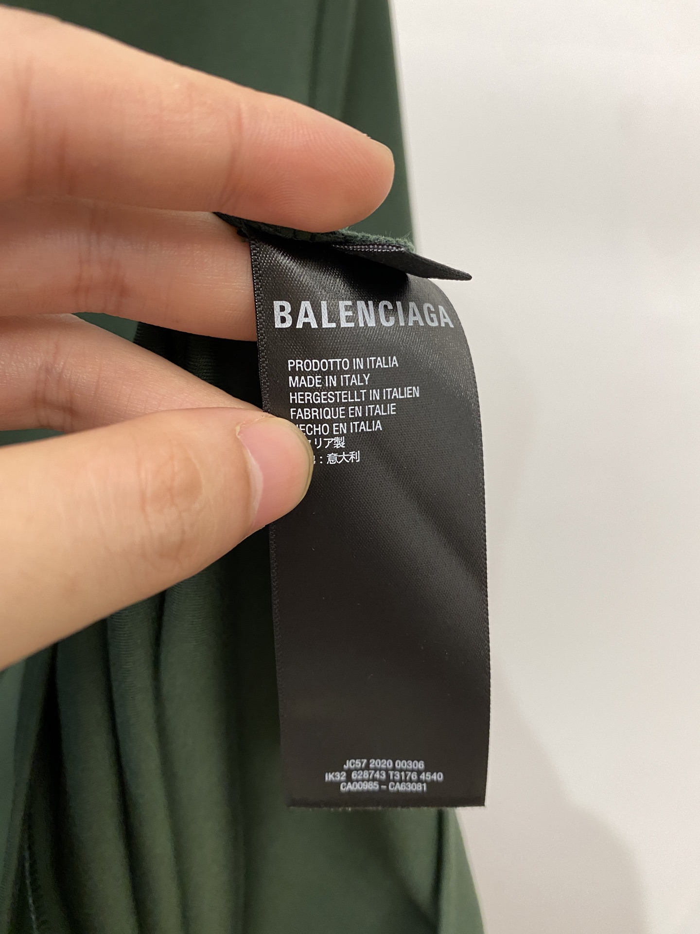 巴黎世家、2025最新款短袖T恤，帅气时尚，胸口精致刺绣印花字母图案logo，简约百搭款。面料棉 不仅挺