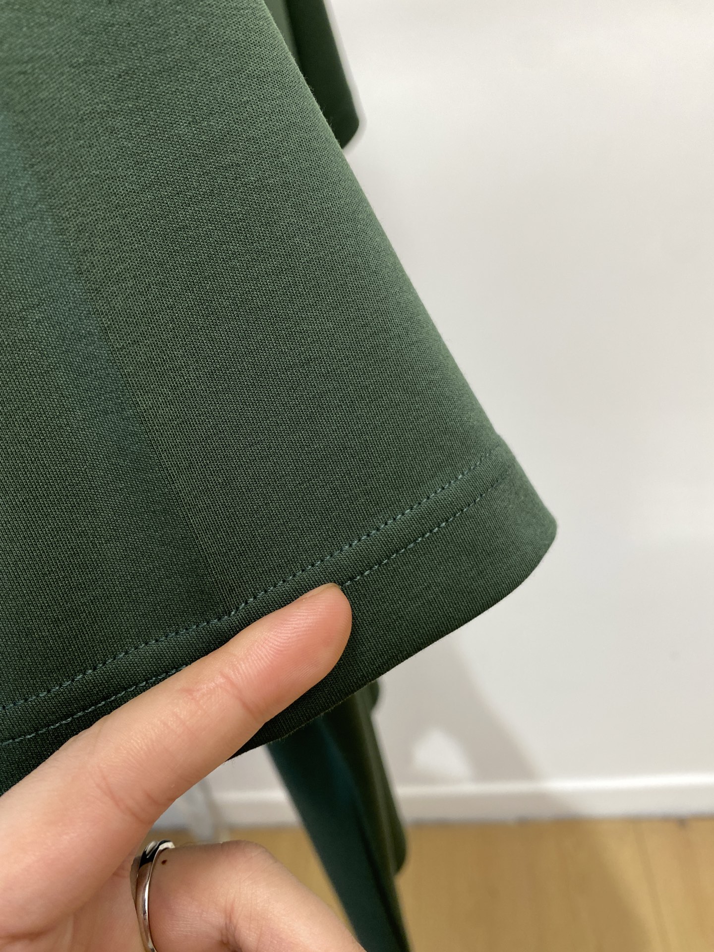 巴黎世家、2025最新款短袖T恤，帅气时尚，胸口精致刺绣印花字母图案logo，简约百搭款。面料棉 不仅挺