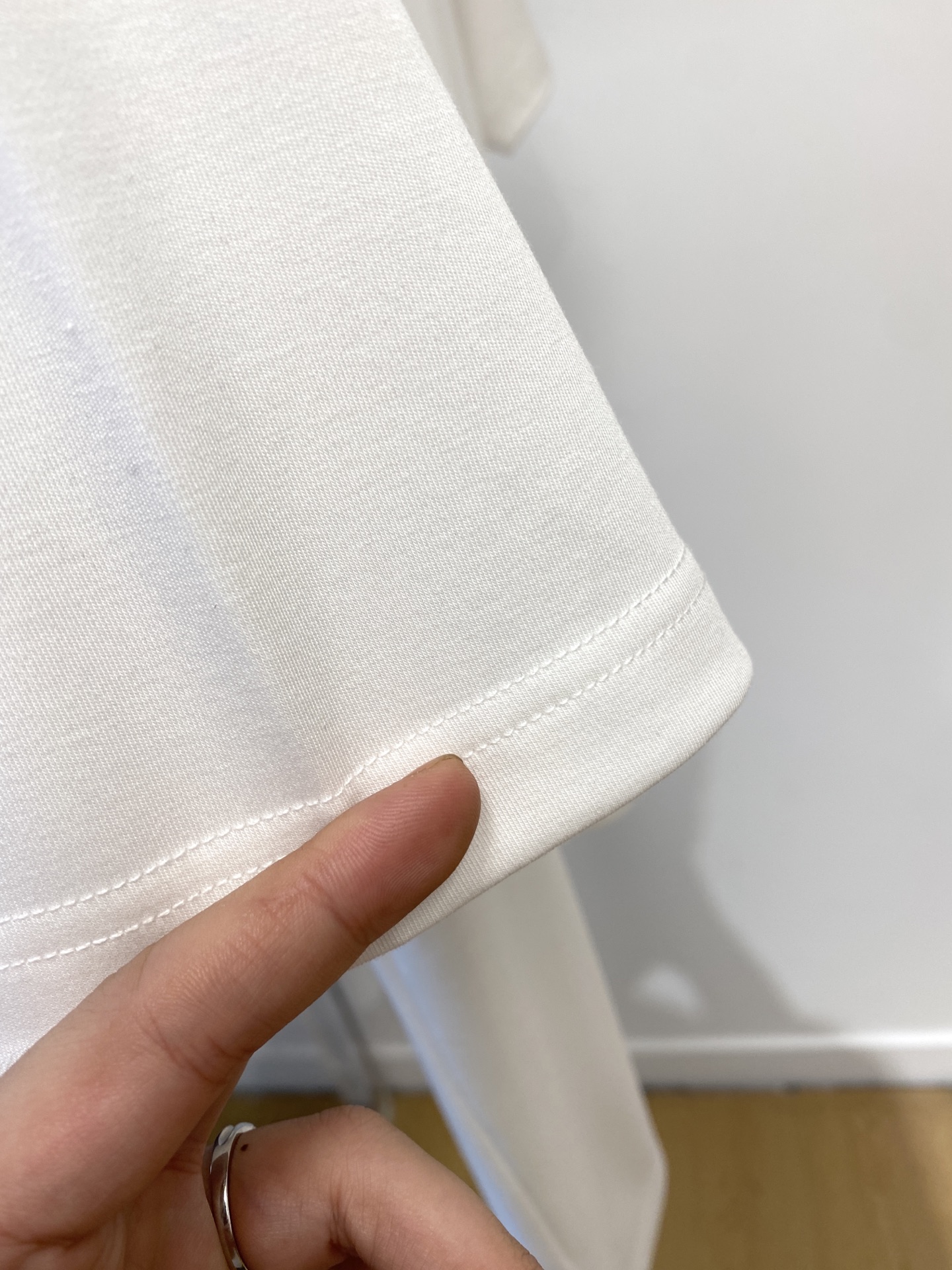 巴黎世家、2025最新款短袖T恤，帅气时尚，胸口精致刺绣印花字母图案logo，简约百搭款。面料棉 不仅挺