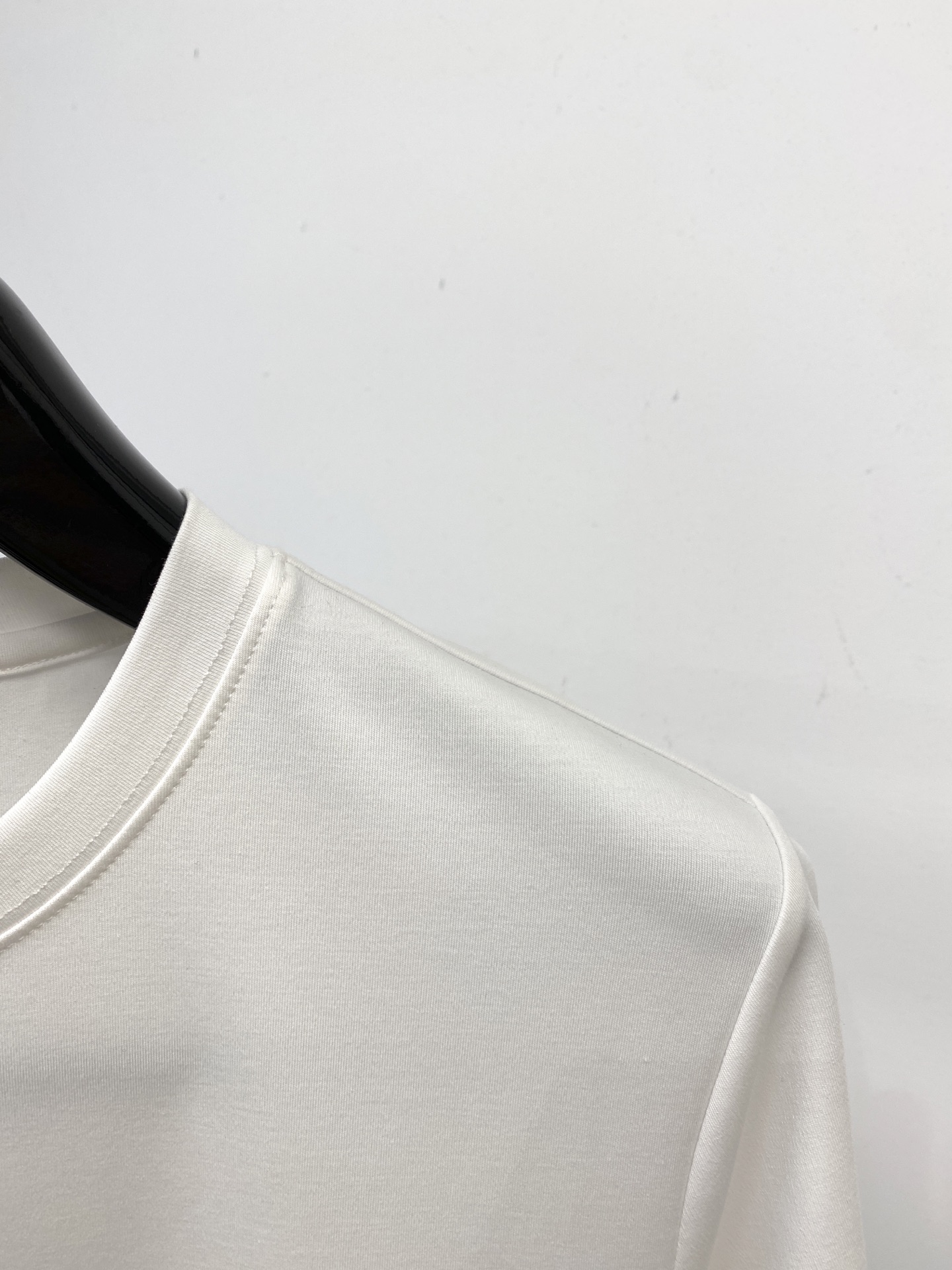 巴黎世家、2025最新款短袖T恤，帅气时尚，胸口精致刺绣印花字母图案logo，简约百搭款。面料棉 不仅挺