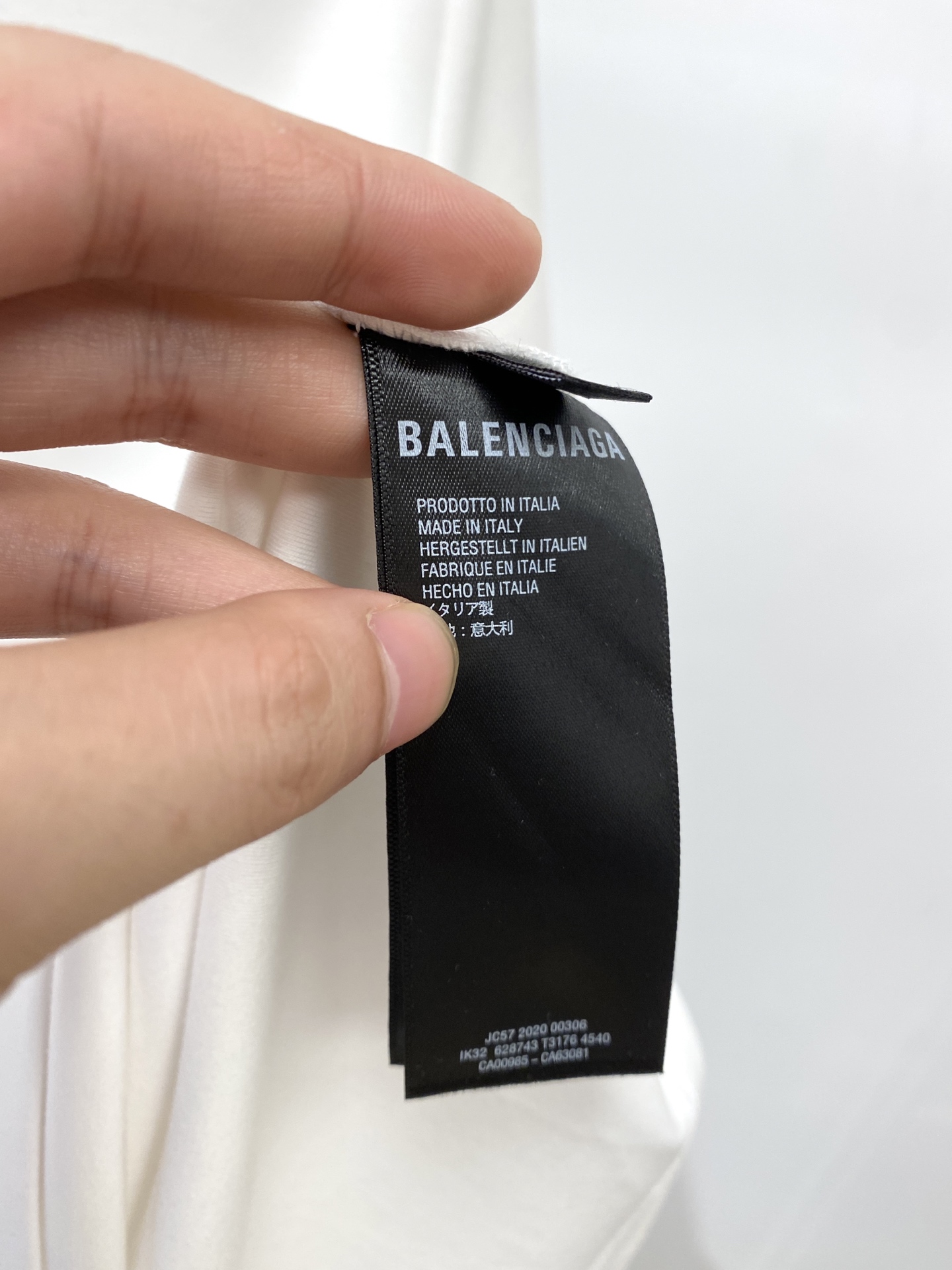 巴黎世家、2025最新款短袖T恤，帅气时尚，胸口精致刺绣印花字母图案logo，简约百搭款。面料棉 不仅挺