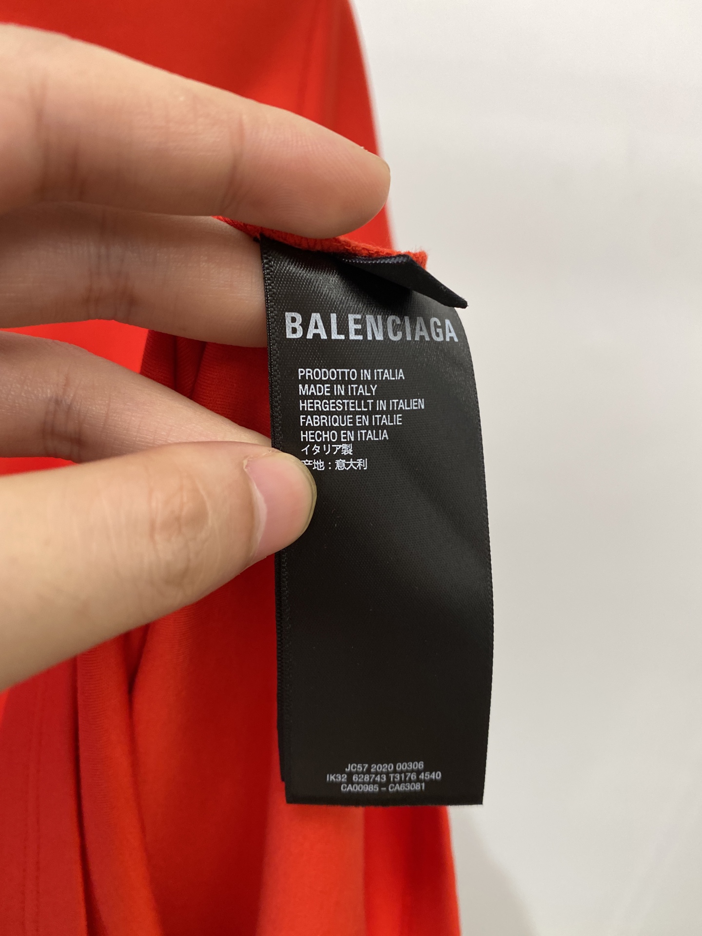 巴黎世家、2025最新款短袖T恤，帅气时尚，胸口精致刺绣印花字母图案logo，简约百搭款。面料棉 不仅挺