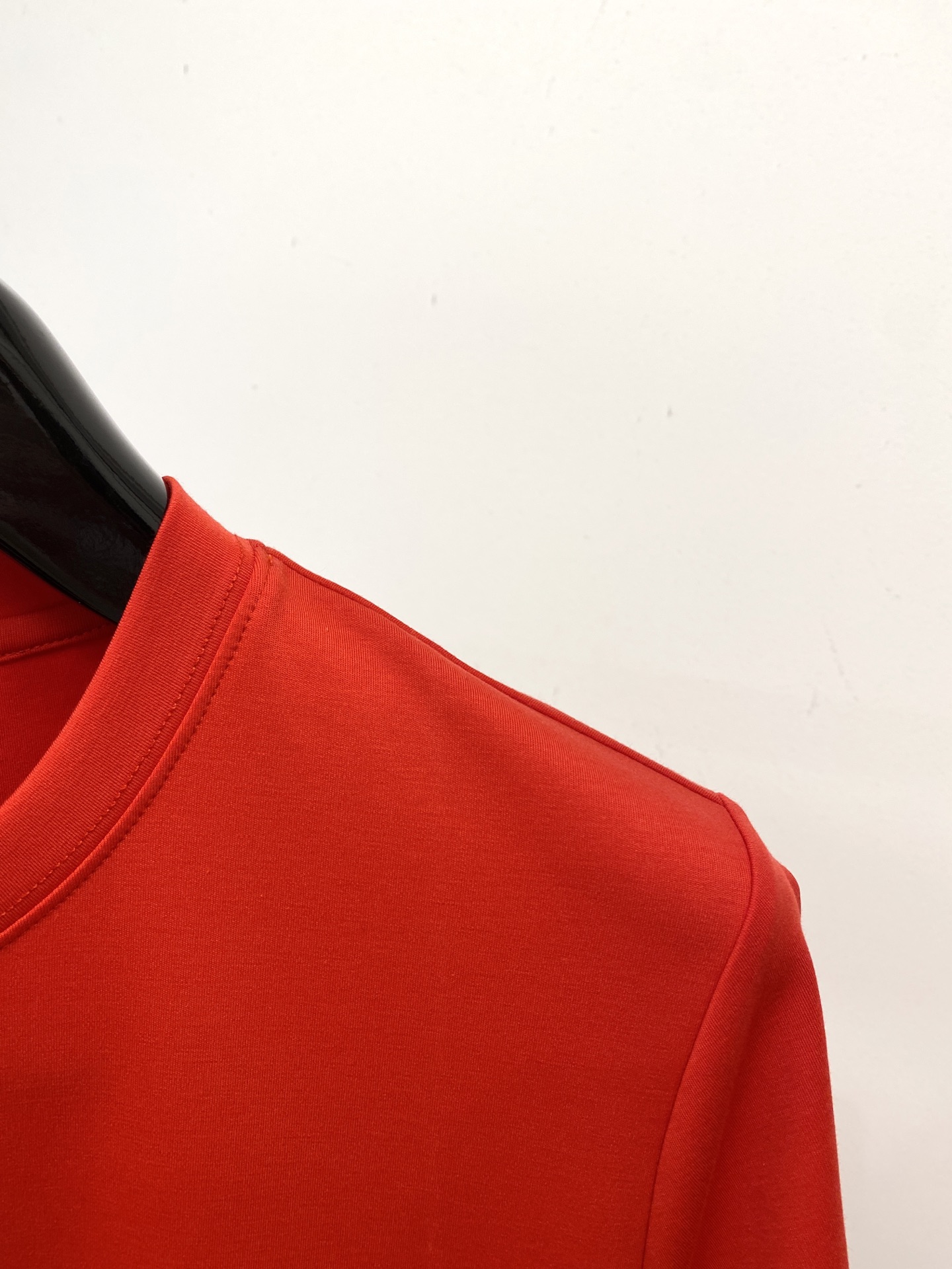 巴黎世家、2025最新款短袖T恤，帅气时尚，胸口精致刺绣印花字母图案logo，简约百搭款。面料棉 不仅挺