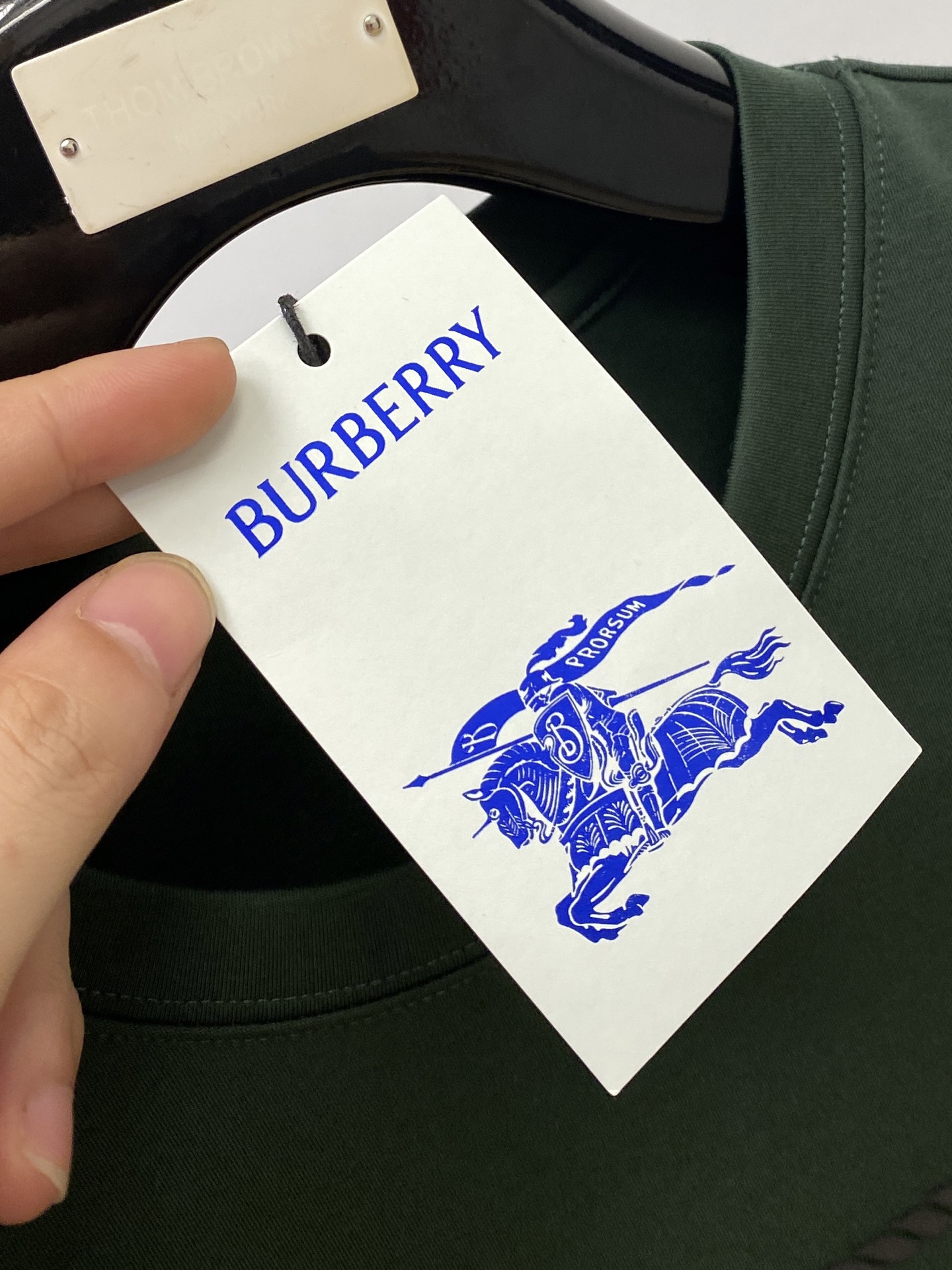 巴宝莉、2025最新款短袖T恤，帅气时尚，胸口顶级直喷工艺字母图案logo，简约百搭款。面料棉 不仅挺括