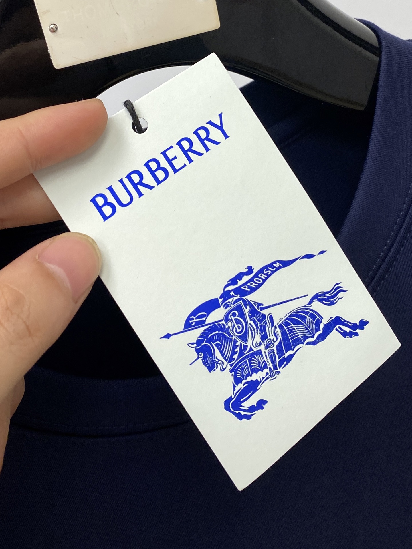 巴宝莉、2025最新款短袖T恤，帅气时尚，胸口顶级直喷工艺字母图案logo，简约百搭款。面料棉 不仅挺括