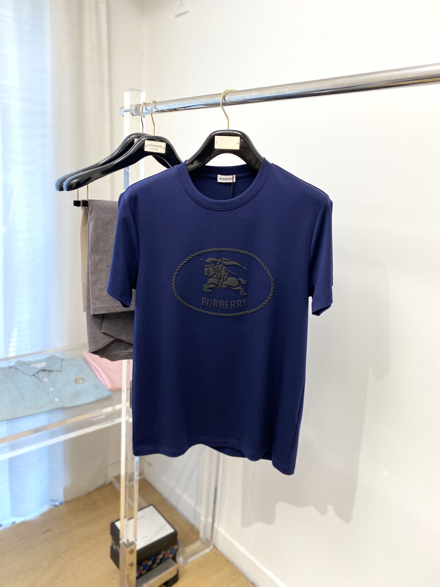 巴宝莉、2025最新款短袖T恤，帅气时尚，胸口顶级直喷工艺字母图案logo，简约百搭款。面料棉 不仅挺括