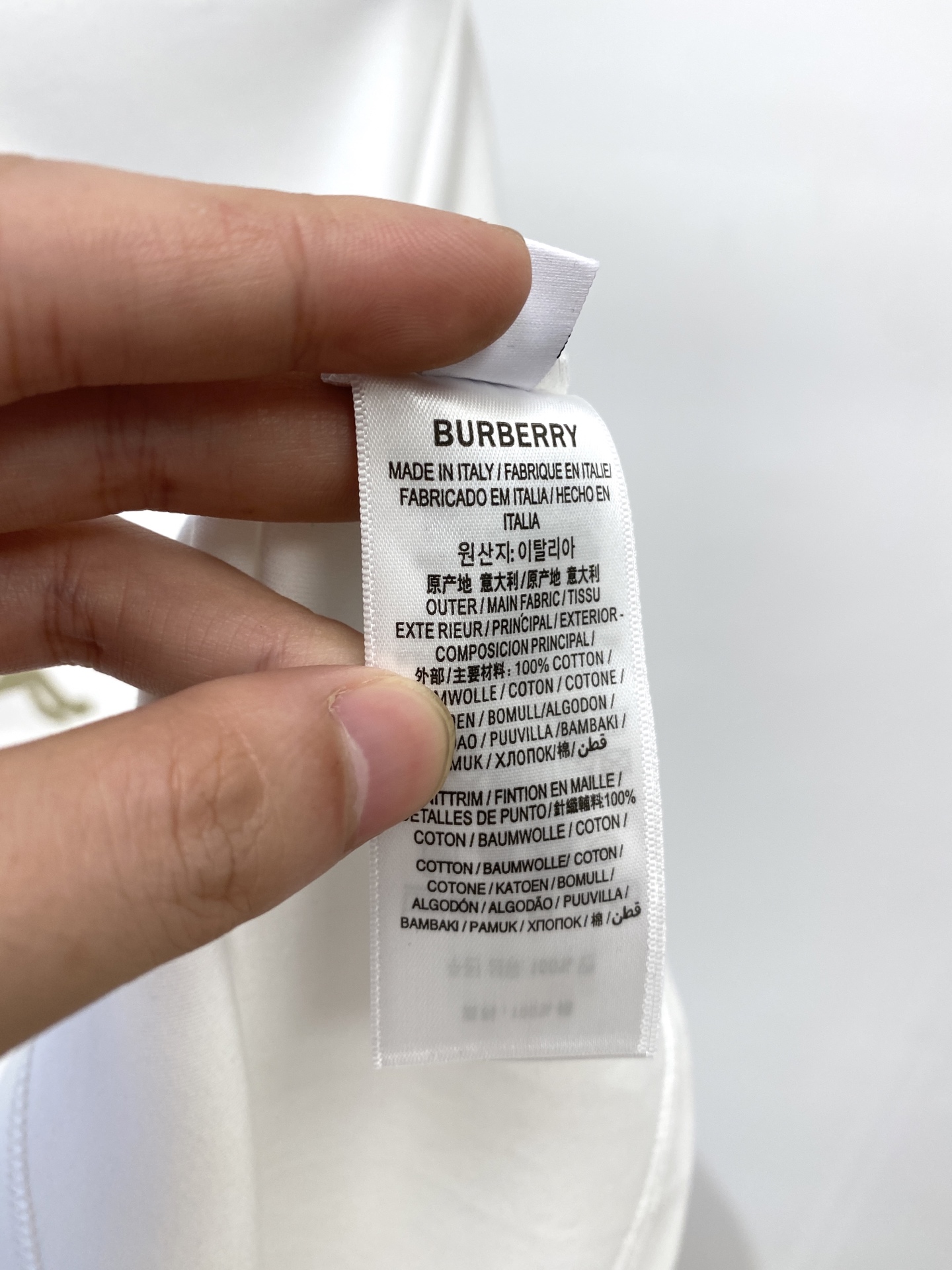 巴宝莉、2025最新款短袖T恤，帅气时尚，胸口顶级直喷工艺字母图案logo，简约百搭款。面料棉 不仅挺括