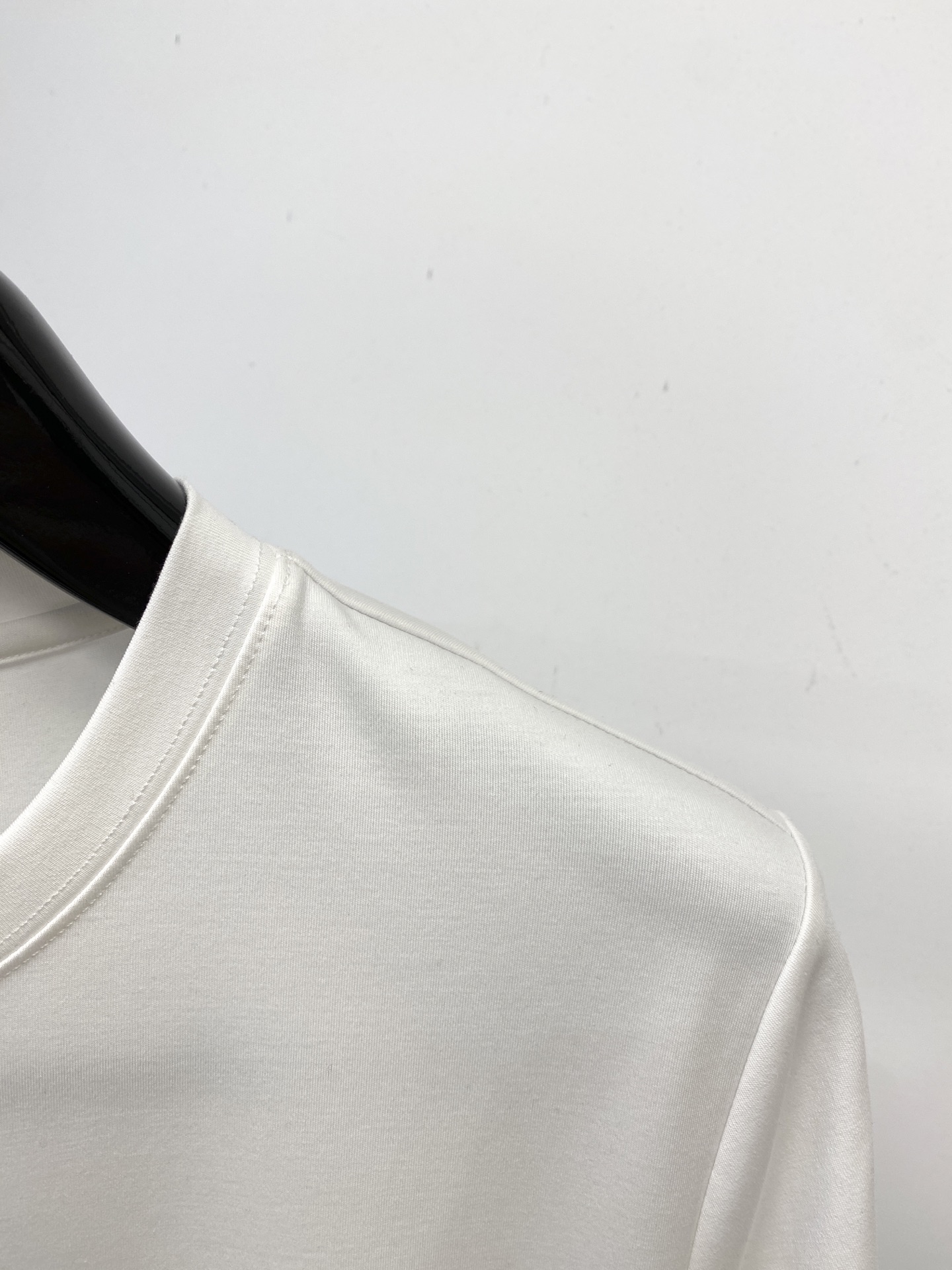 巴宝莉、2025最新款短袖T恤，帅气时尚，胸口顶级直喷工艺字母图案logo，简约百搭款。面料棉 不仅挺括