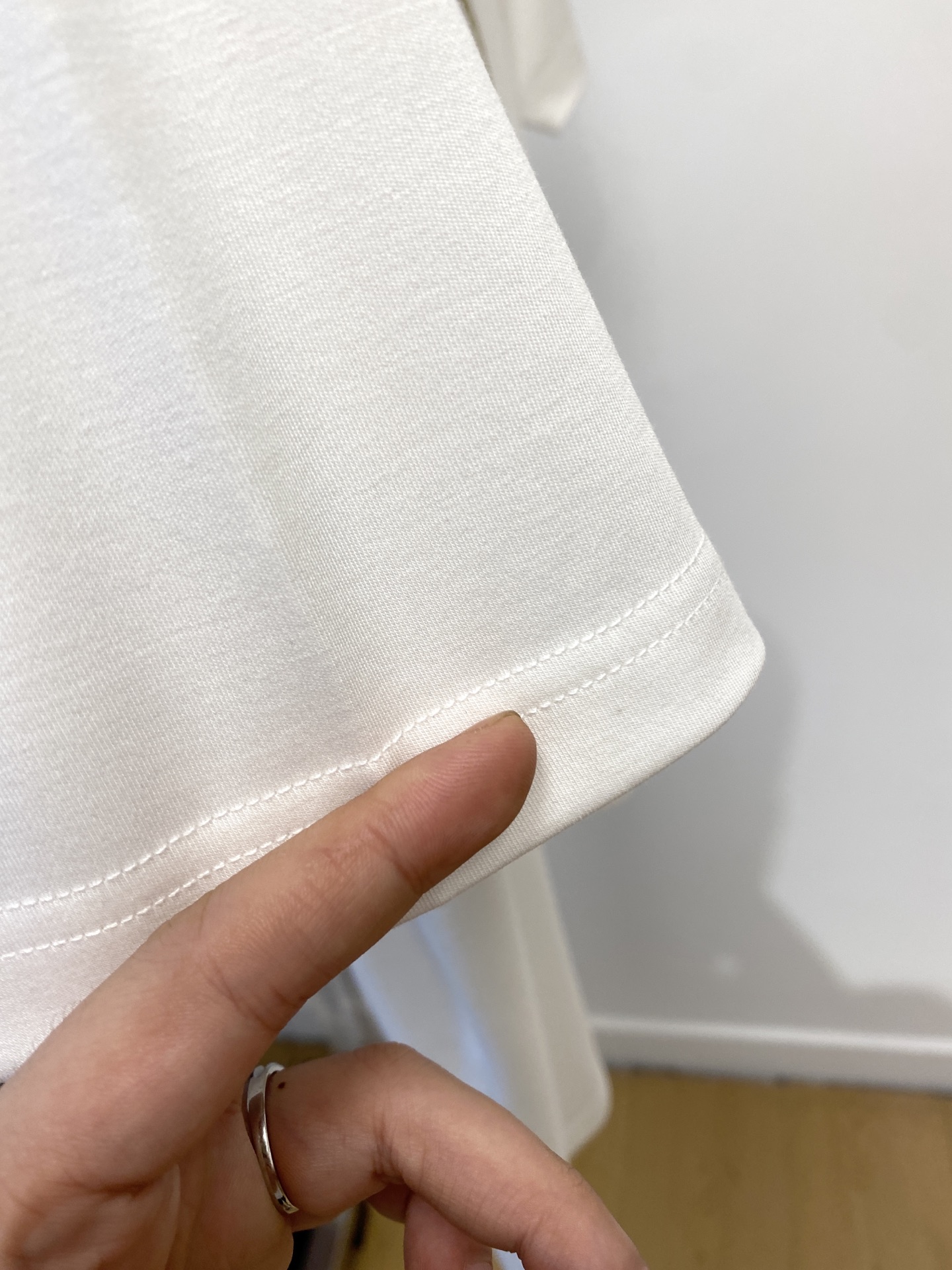 巴宝莉、2025最新款短袖T恤，帅气时尚，胸口顶级直喷工艺字母图案logo，简约百搭款。面料棉 不仅挺括