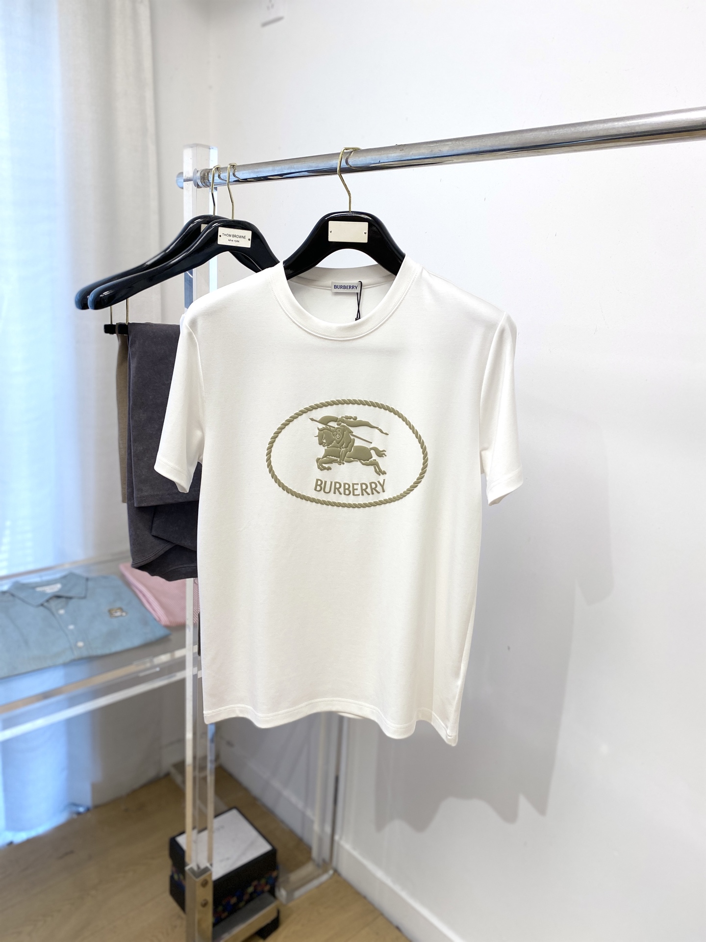 巴宝莉、2025最新款短袖T恤，帅气时尚，胸口顶级直喷工艺字母图案logo，简约百搭款。面料棉 不仅挺括