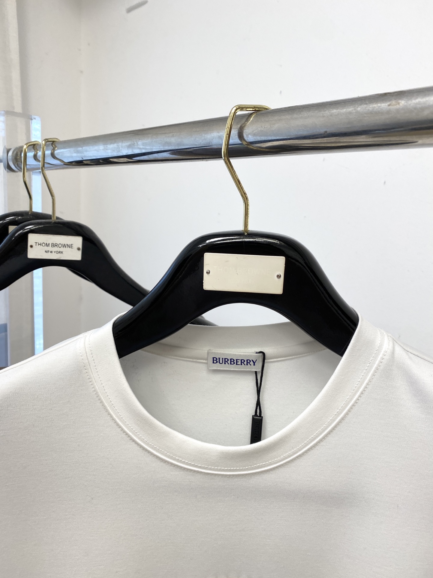 巴宝莉、2025最新款短袖T恤，帅气时尚，胸口顶级直喷工艺字母图案logo，简约百搭款。面料棉 不仅挺括