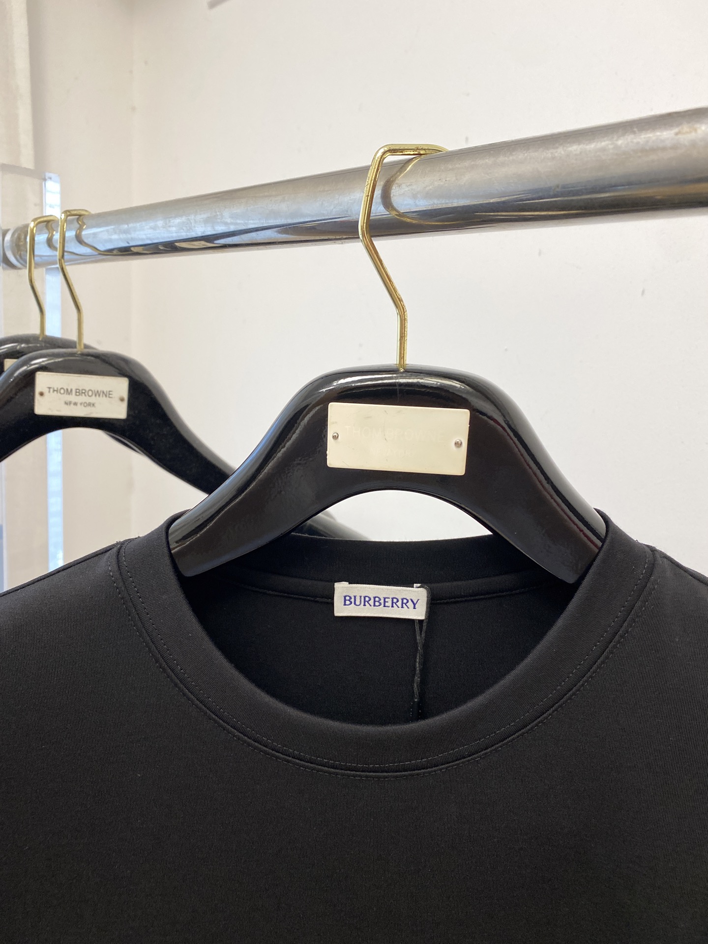 巴宝莉、2025最新款短袖T恤，帅气时尚，胸口顶级直喷工艺字母图案logo，简约百搭款。面料棉 不仅挺括