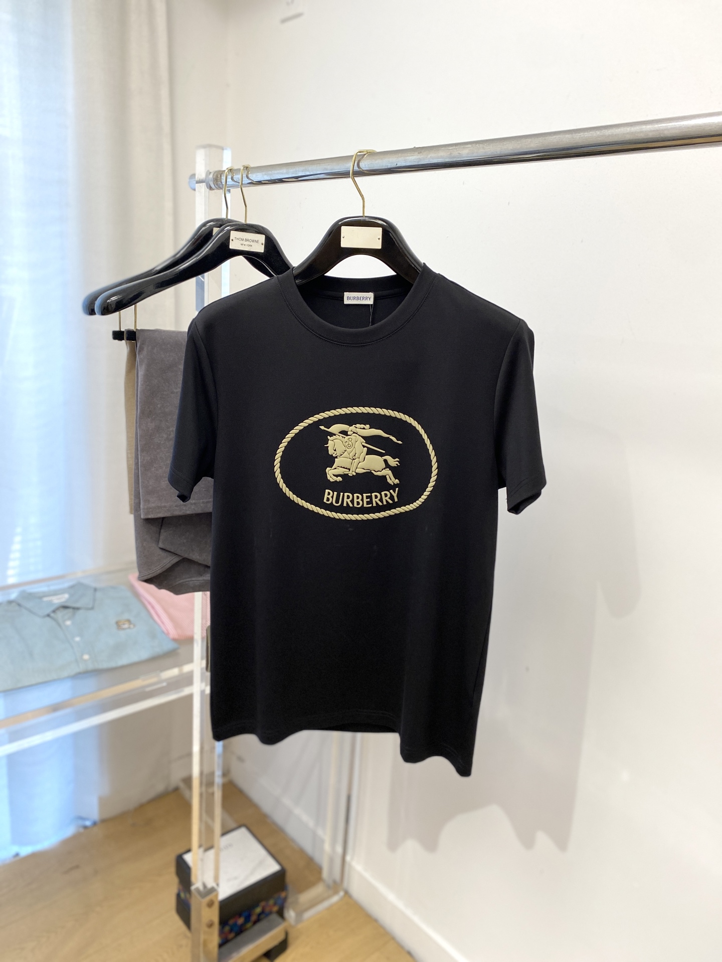 巴宝莉、2025最新款短袖T恤，帅气时尚，胸口顶级直喷工艺字母图案logo，简约百搭款。面料棉 不仅挺括