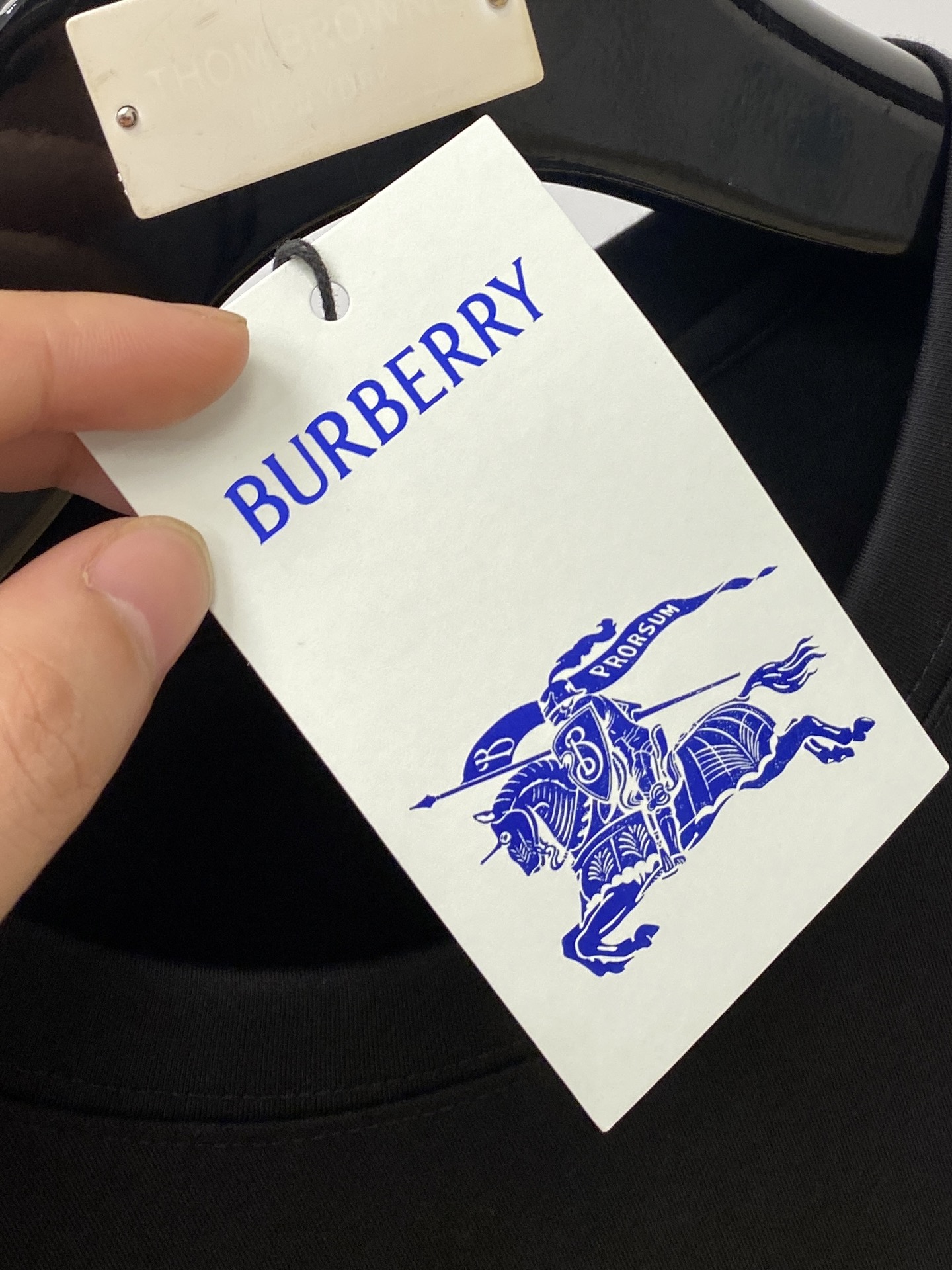 巴宝莉、2025最新款短袖T恤，帅气时尚，胸口顶级直喷工艺字母图案logo，简约百搭款。面料棉 不仅挺括