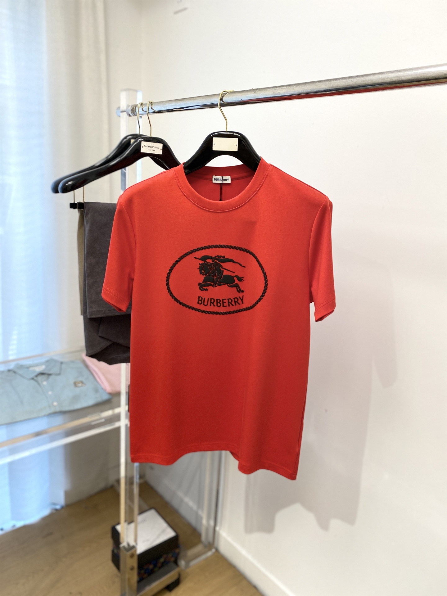 巴宝莉、2025最新款短袖T恤，帅气时尚，胸口顶级直喷工艺字母图案logo，简约百搭款。面料棉 不仅挺括