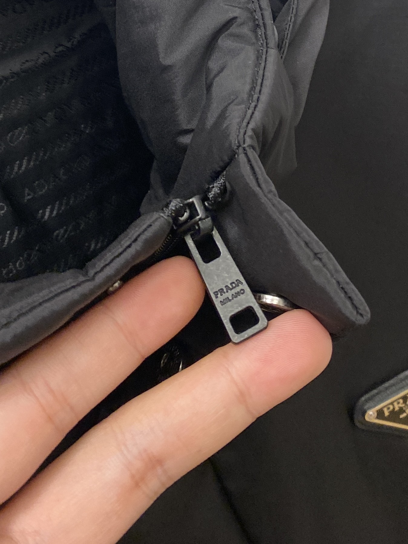 普拉达、2025新品夹克外套，时尚帅气，胸前五金装饰三角标logo，简约百搭款，定制原版面料，不仅挺括，