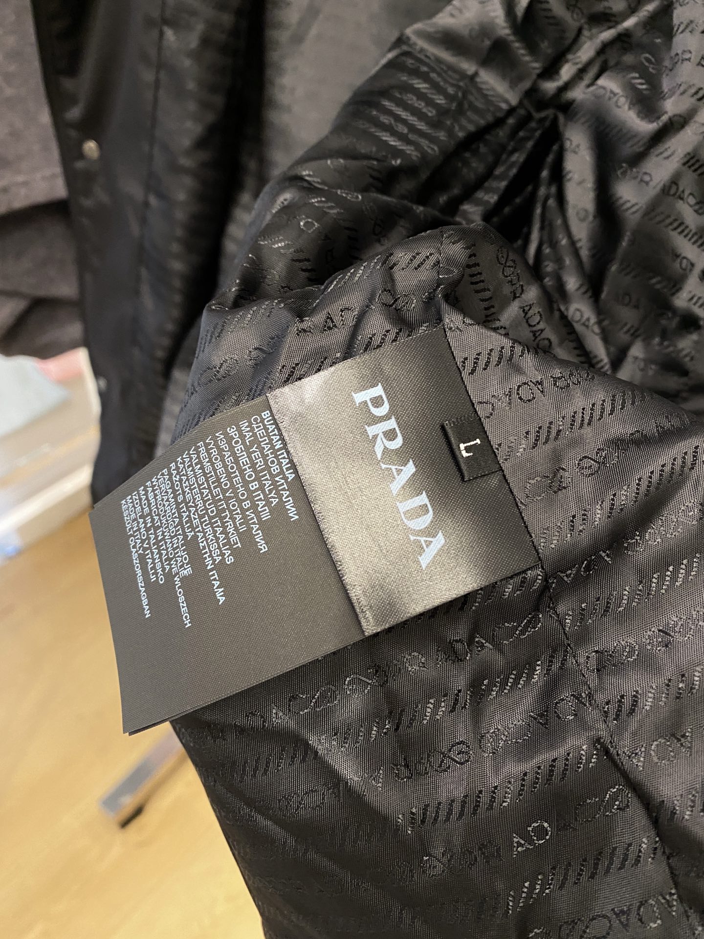 普拉达、2025新品夹克外套，时尚帅气，胸前五金装饰三角标logo，简约百搭款，定制原版面料，不仅挺括，