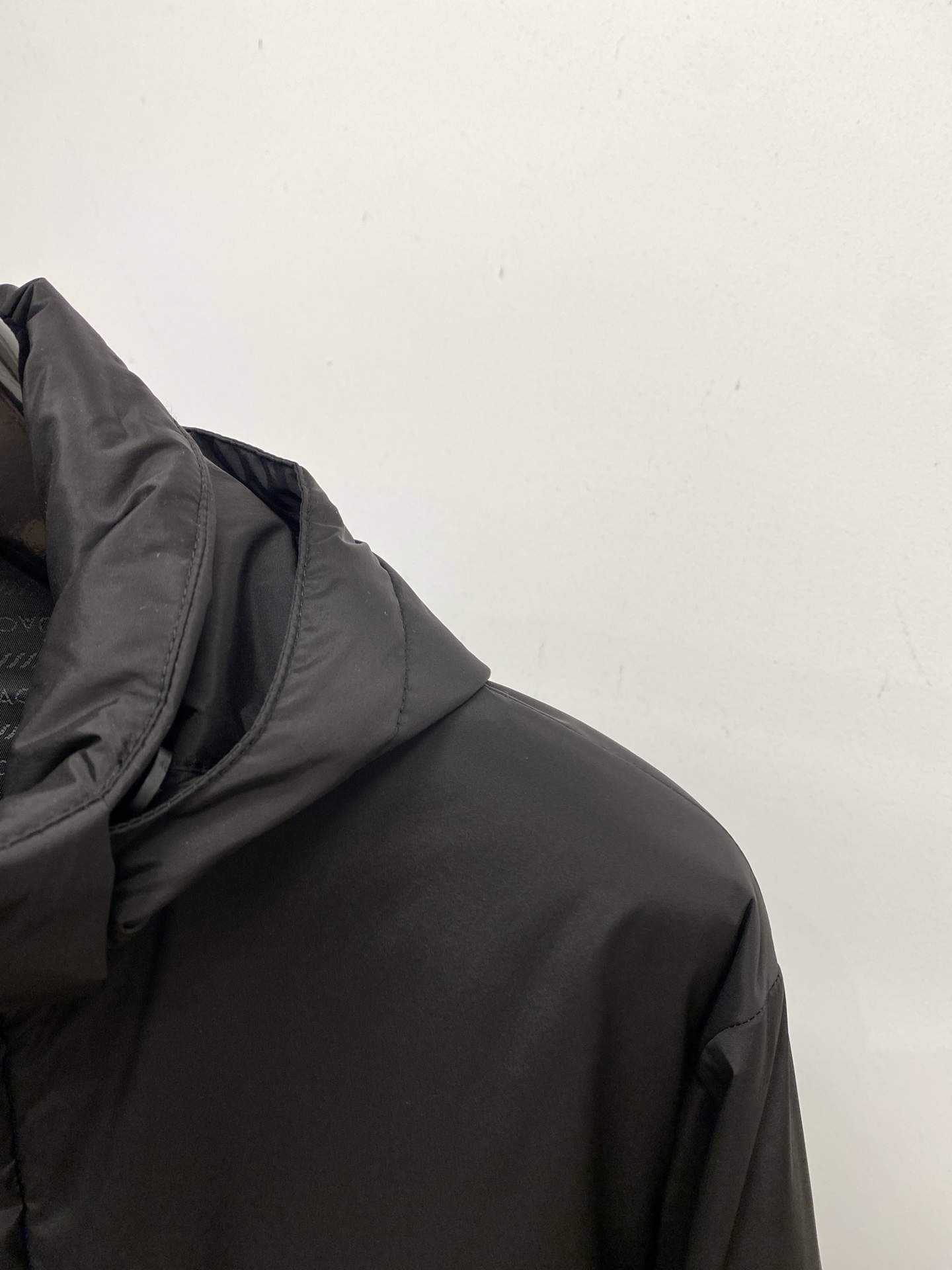 普拉达、2025新品夹克外套，时尚帅气，胸前五金装饰三角标logo，简约百搭款，定制原版面料，不仅挺括，