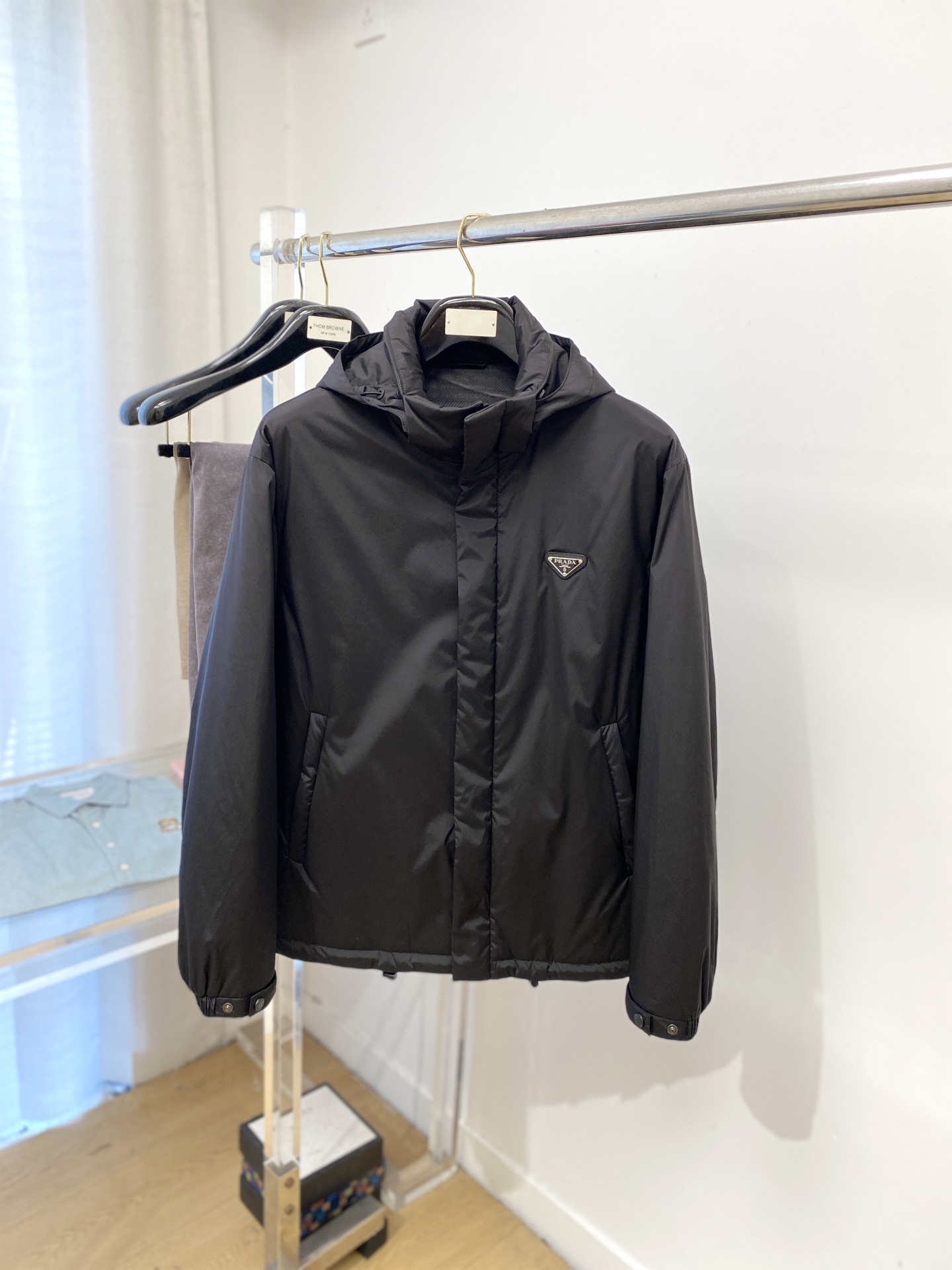 NO:571252,Prada, 2025 new jacket, fashionable and handsome, hardware decorated with triangle logo on the chest, simple and versatile style, customized original fabric, not only stiff and keeping the trendy silhouette, but also comfortable to wear, the yarn is more delicate, size M-3XL,, prada,jackets & coats,jackets & coats,alexander wang19860909普拉达、2025新品夹克外套,时尚帅气,胸前五金装饰三角标logo,简约百搭款,定制原版面料,不仅挺括,保持潮流的廓形,又穿着舒适,纱织更细腻,码数M-3XL,,prada,jackets & coats,jackets & coats,alexander wang,Men's clothing