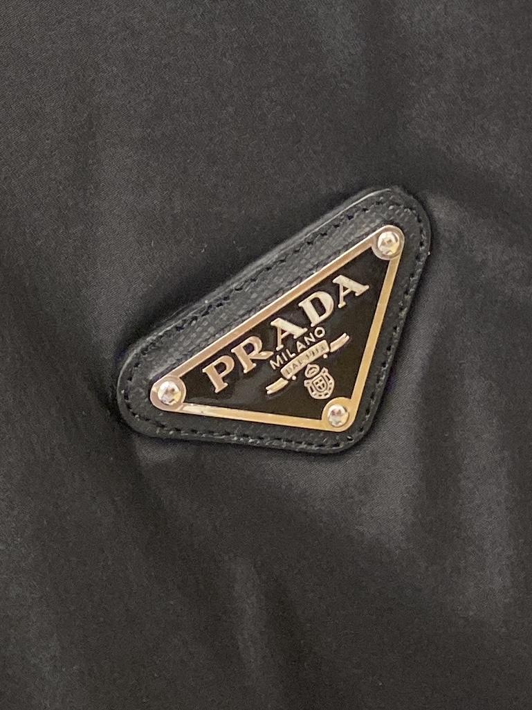 普拉达、2025新品夹克外套，时尚帅气，胸前五金装饰三角标logo，简约百搭款，定制原版面料，不仅挺括，