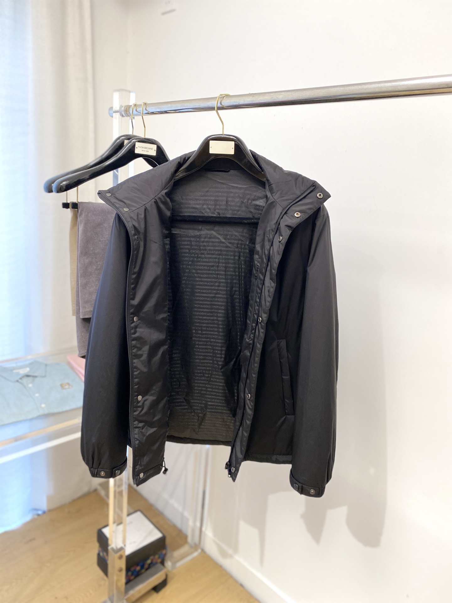 普拉达、2025新品夹克外套，时尚帅气，胸前五金装饰三角标logo，简约百搭款，定制原版面料，不仅挺括，