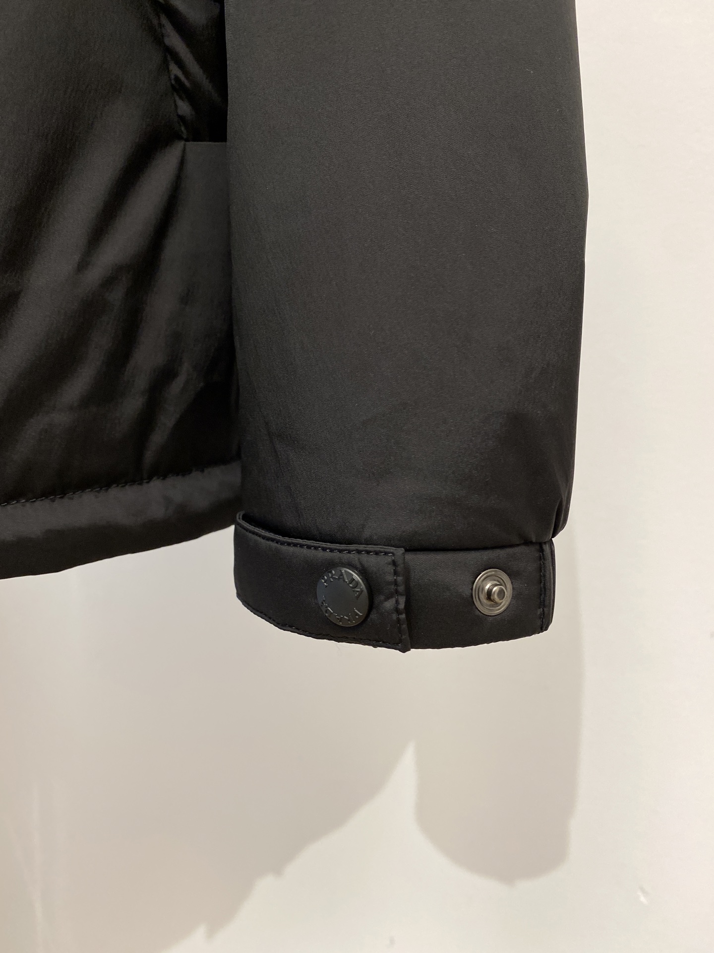 普拉达、2025新品夹克外套，时尚帅气，胸前五金装饰三角标logo，简约百搭款，定制原版面料，不仅挺括，