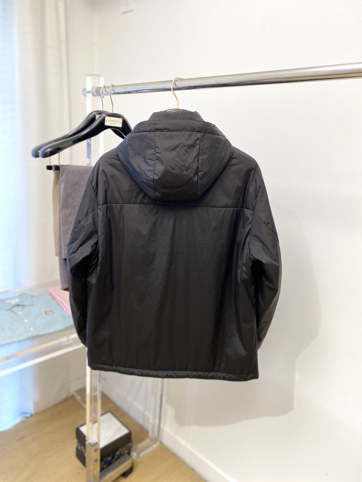 普拉达、2025新品夹克外套，时尚帅气，胸前五金装饰三角标logo，简约百搭款，定制原版面料，不仅挺括，