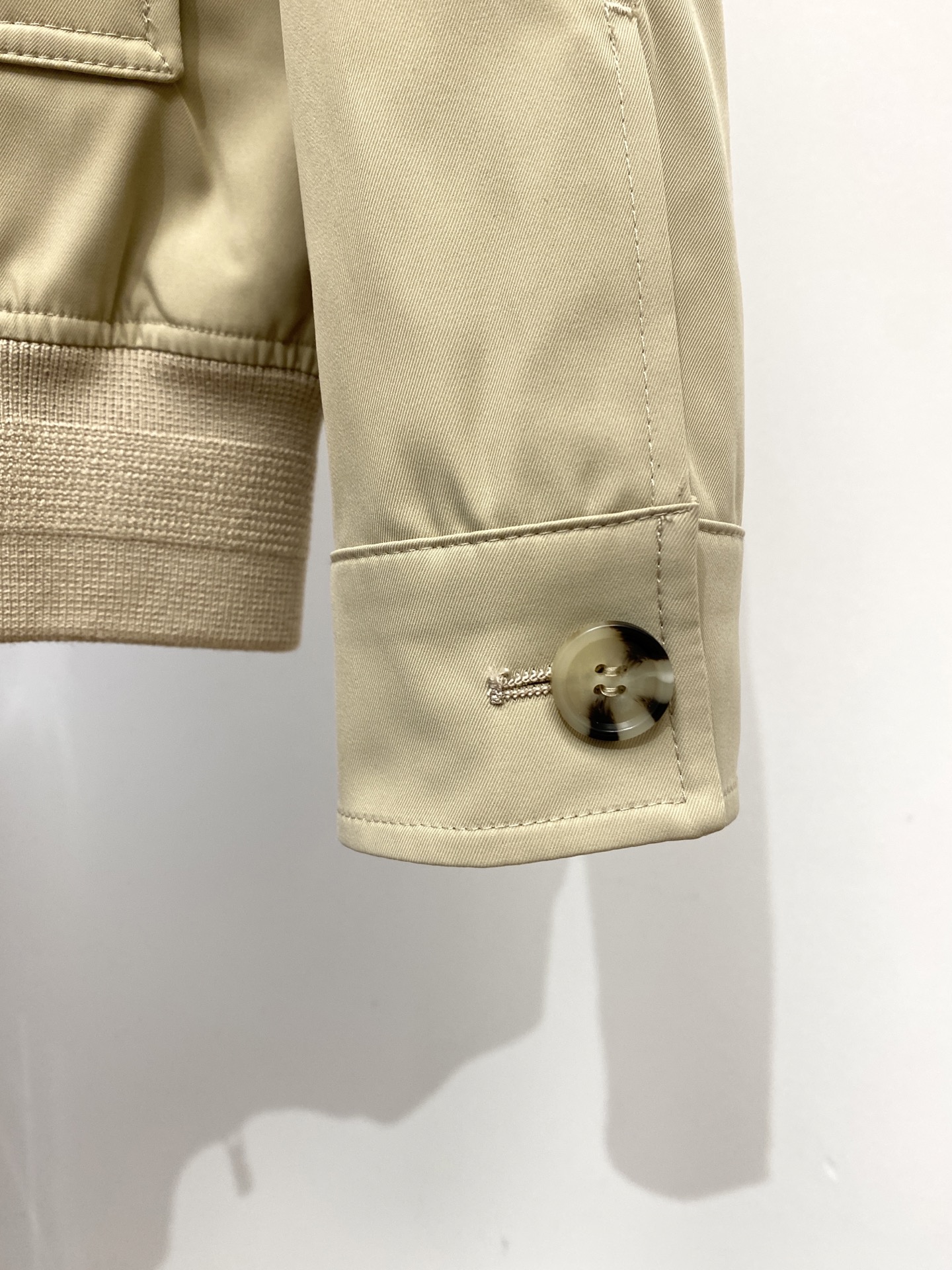 ￼巴宝莉、2025新品夹克外套，时尚帅气，胸前精致刺绣图案logo，简约百搭款，定制原版面料，不仅挺括，