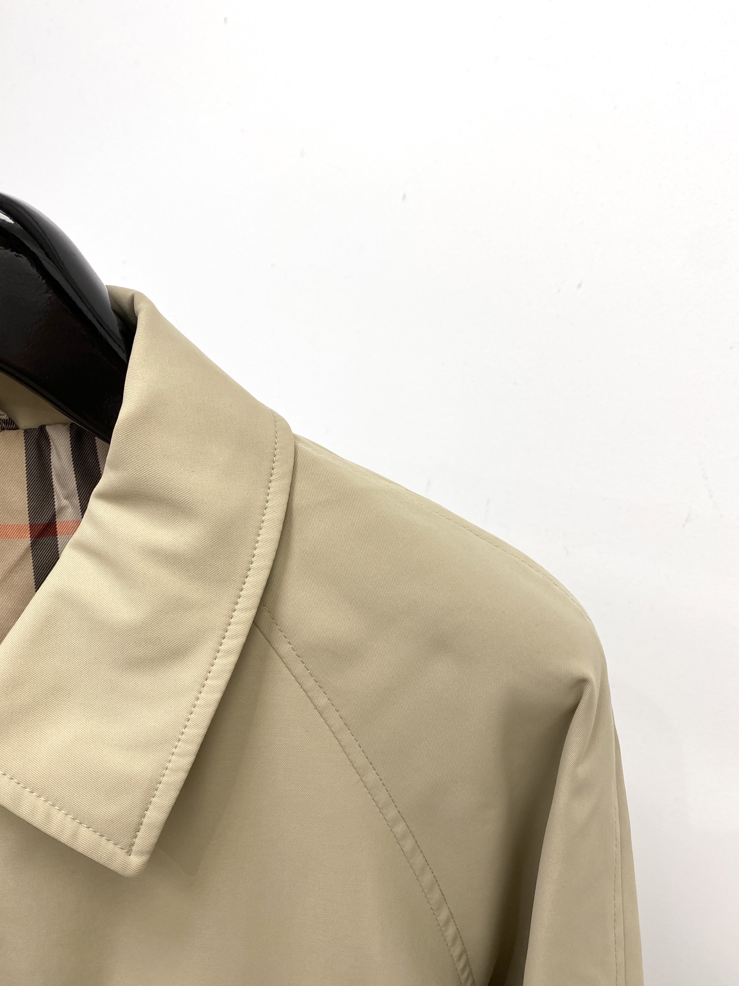 ￼巴宝莉、2025新品夹克外套，时尚帅气，胸前精致刺绣图案logo，简约百搭款，定制原版面料，不仅挺括，