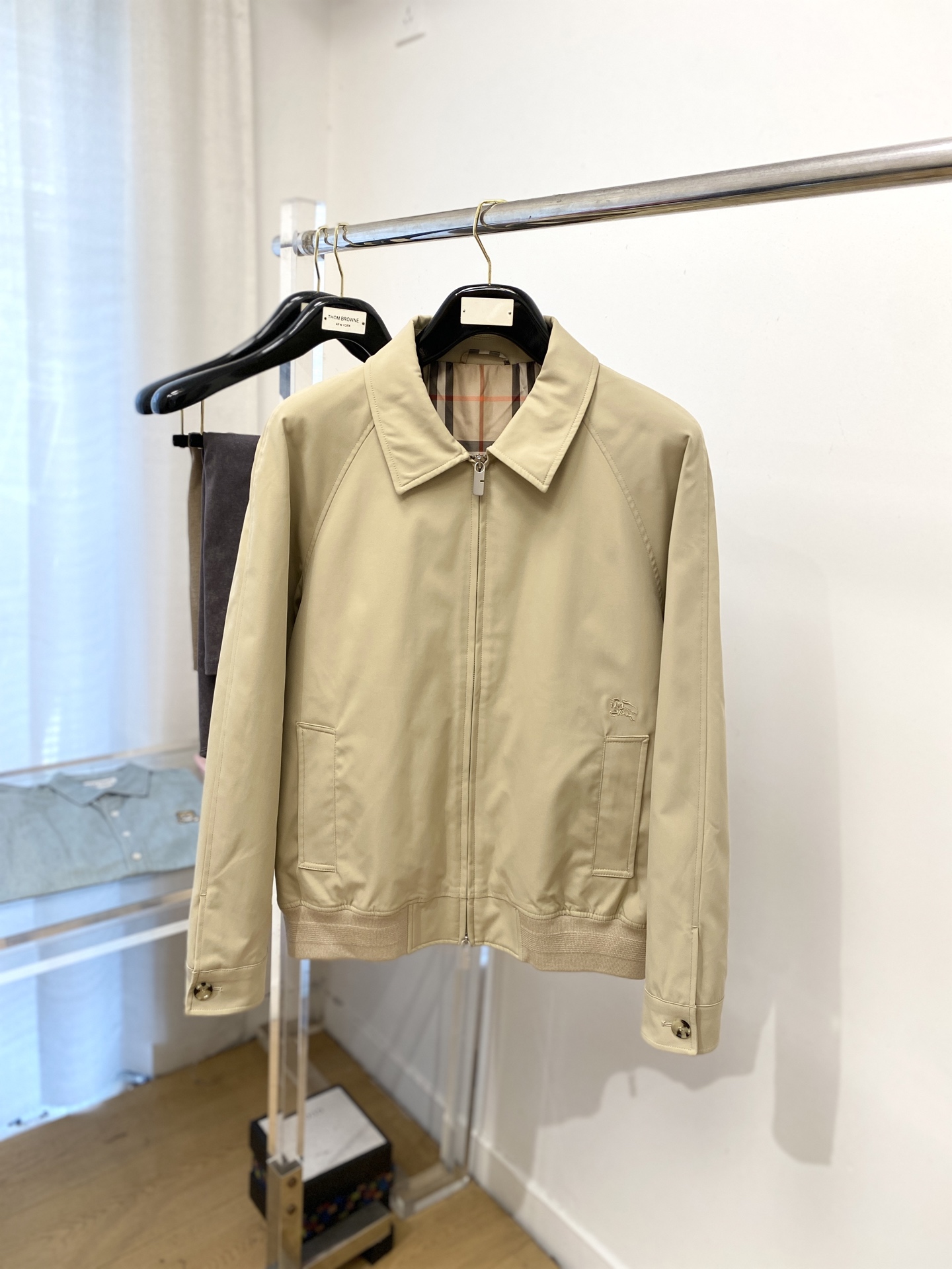 NO:569613,Burberry, 2025 new jacket, fashionable and handsome, exquisite embroidery pattern logo on the chest, simple and versatile style, customized original fabric, not only stiff, maintaining the trendy silhouette, but also comfortable to wear, the yarn is more delicate, size M-3XL,,burberry,jackets & coats,jackets & coats,alexander wang19860909巴宝莉、2025新品夹克外套,时尚帅气,胸前精致刺绣图案logo,简约百搭款,定制原版面料,不仅挺括,保持潮流的廓形,又穿着舒适,纱织更细腻,码数M-3XL,,burberry,jackets & coats,jackets & coats,alexander wang,Men's clothing