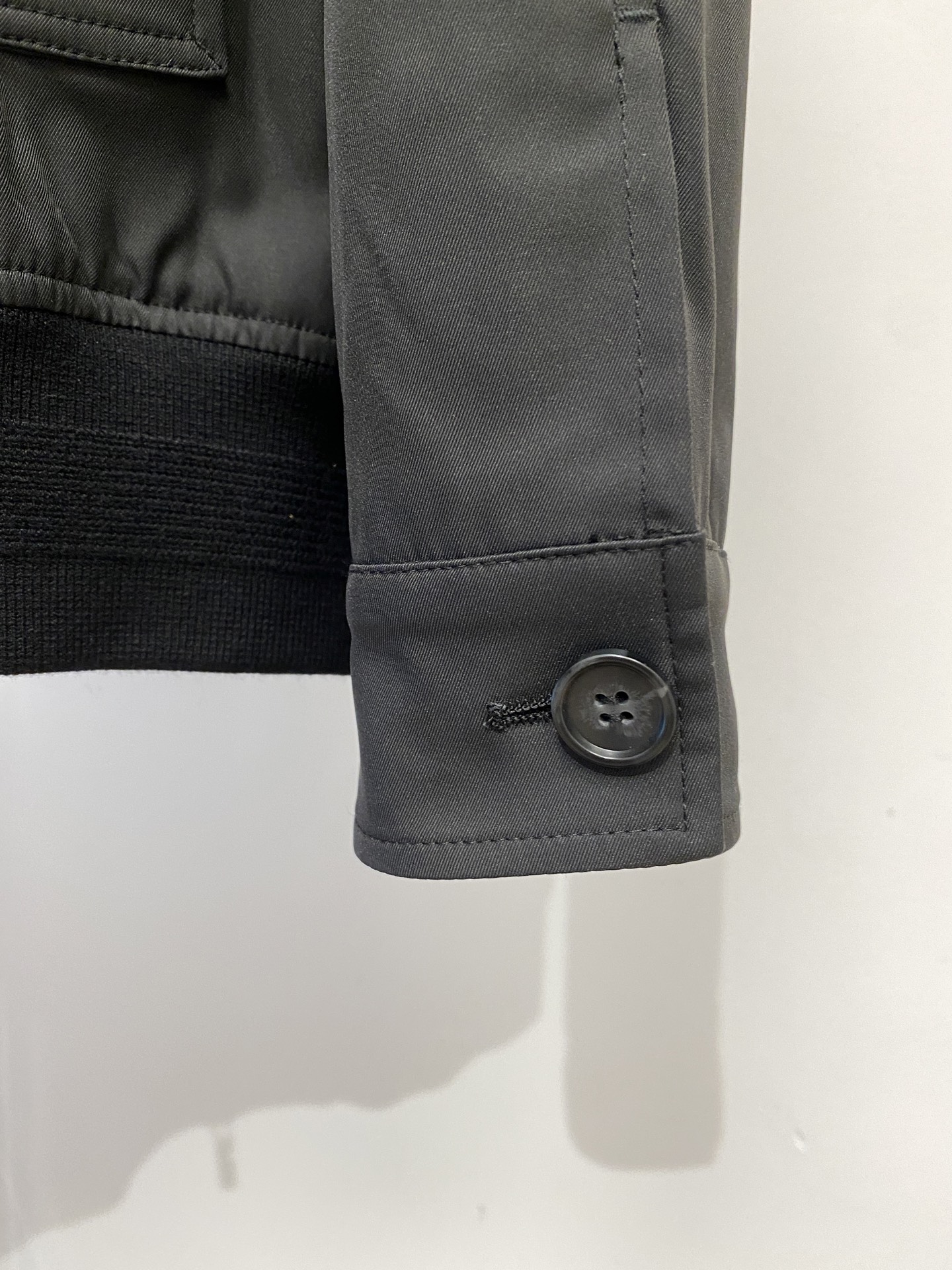 ￼ ￼巴宝莉、2025新品夹克外套，时尚帅气，胸前精致刺绣图案logo，简约百搭款，定制原版面料，不仅挺