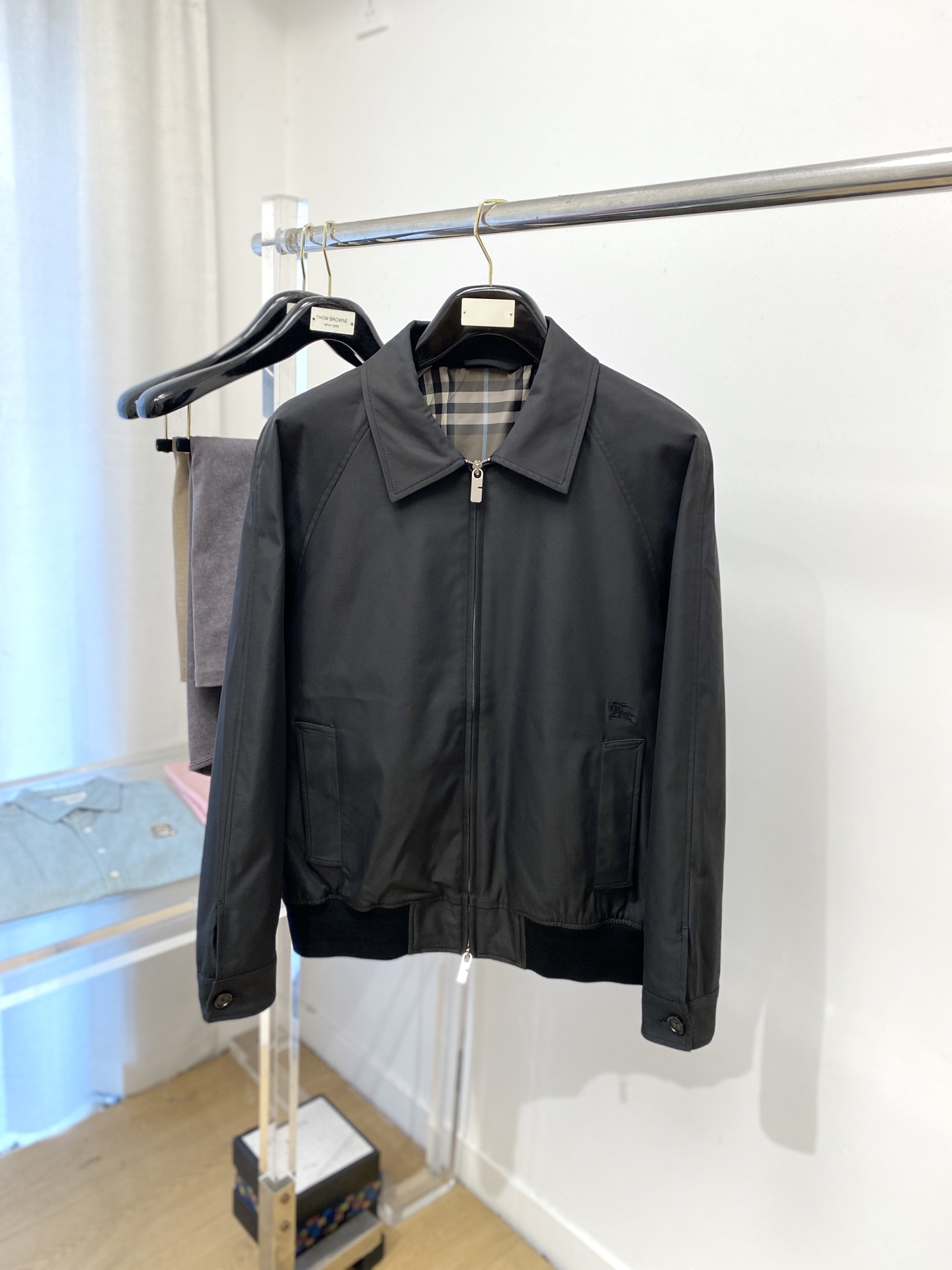 NO:569600,Burberry, 2025 new jacket, fashionable and handsome, exquisite embroidery pattern logo on the chest, simple and versatile style, customized original fabric, not only stiff, maintaining the trendy silhouette, but also comfortable to wear, the yarn is more delicate, size M-3XL,,burberry,jackets & coats,jackets & coats,alexander wang19860909巴宝莉、2025新品夹克外套,时尚帅气,胸前精致刺绣图案logo,简约百搭款,定制原版面料,不仅挺括,保持潮流的廓形,又穿着舒适,纱织更细腻,码数M-3XL,,burberry,jackets & coats,jackets & coats,alexander wang,Men's clothing