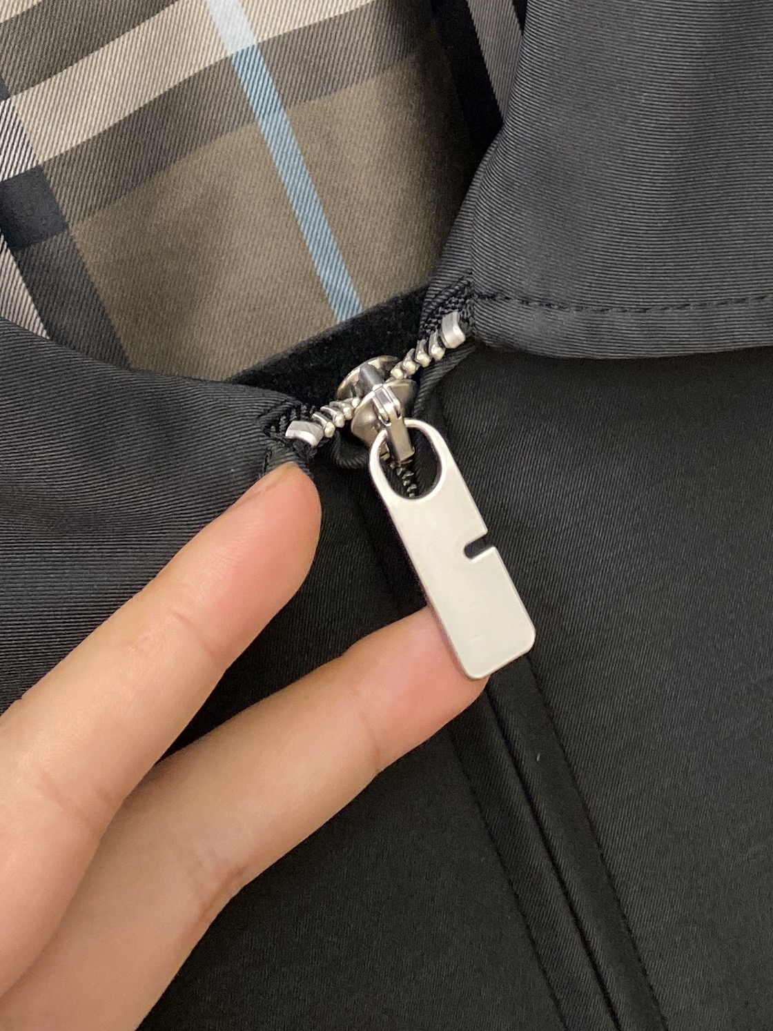 ￼ ￼巴宝莉、2025新品夹克外套，时尚帅气，胸前精致刺绣图案logo，简约百搭款，定制原版面料，不仅挺