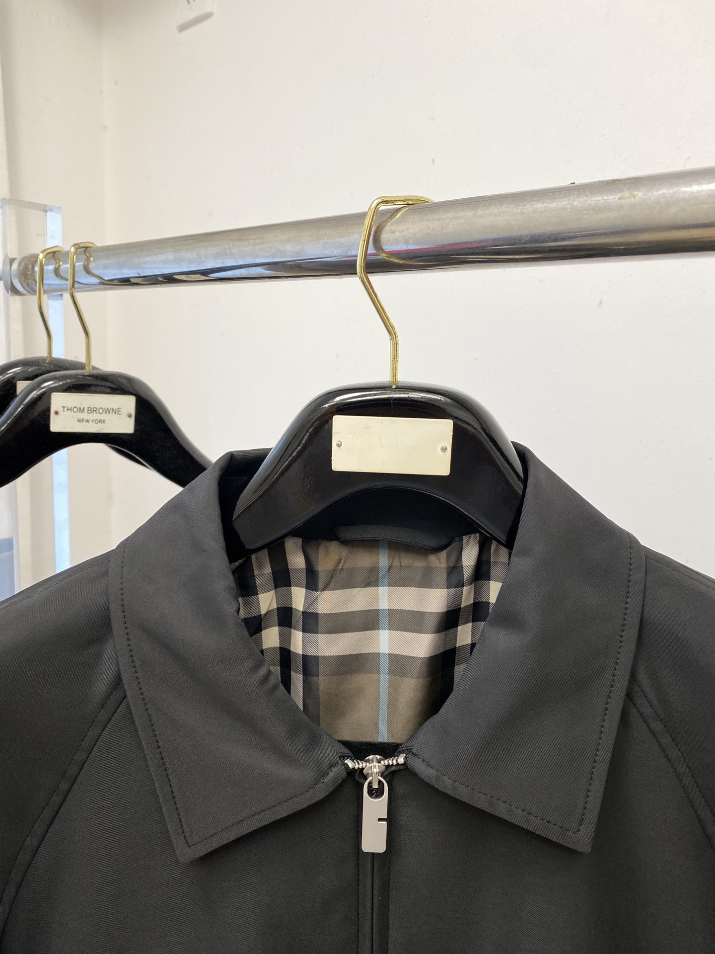 ￼ ￼巴宝莉、2025新品夹克外套，时尚帅气，胸前精致刺绣图案logo，简约百搭款，定制原版面料，不仅挺