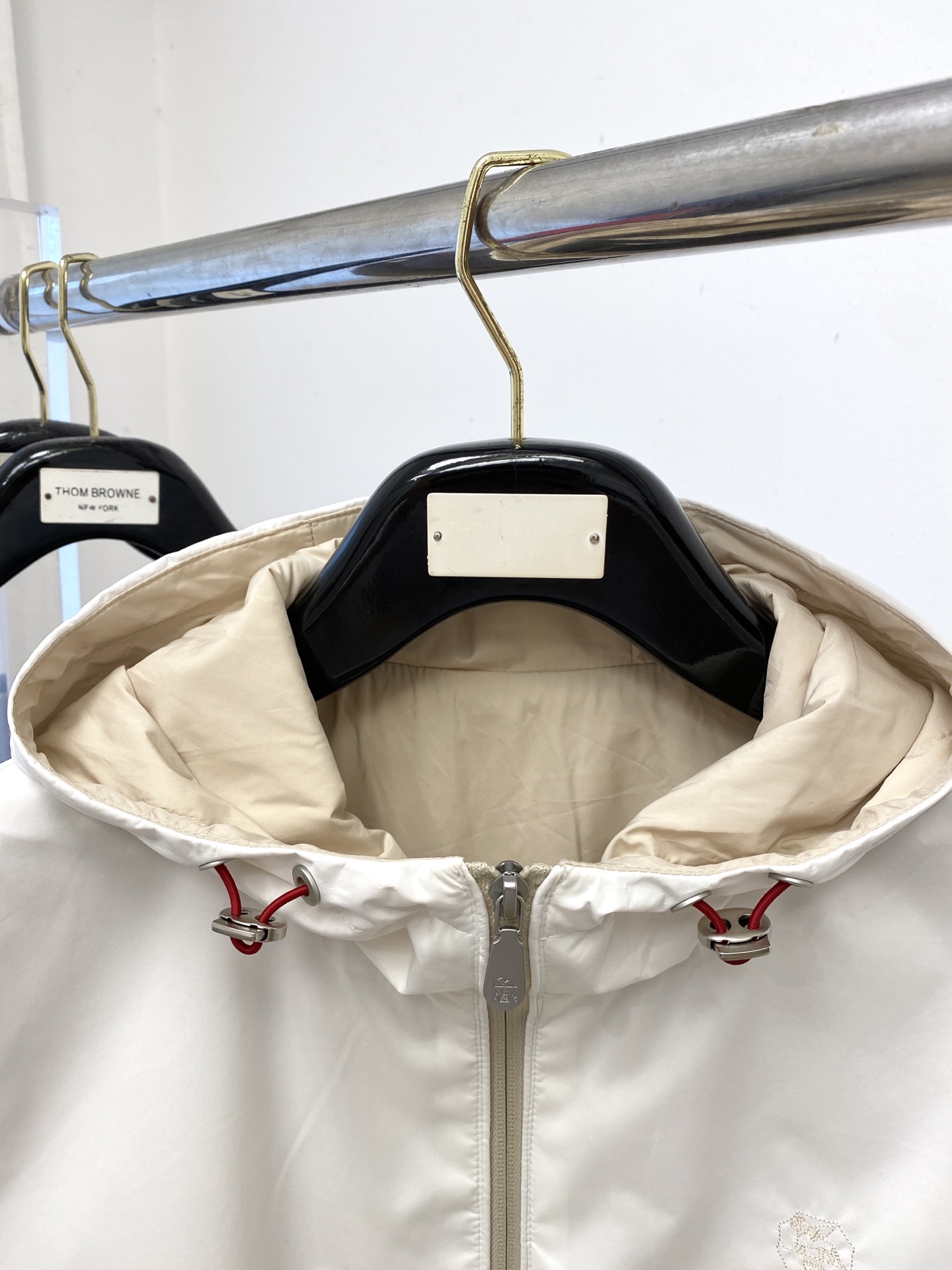 Brunello Cucinelli、2025新品夹克外套，时尚帅气，胸前精致刺绣图案logo，简约百搭