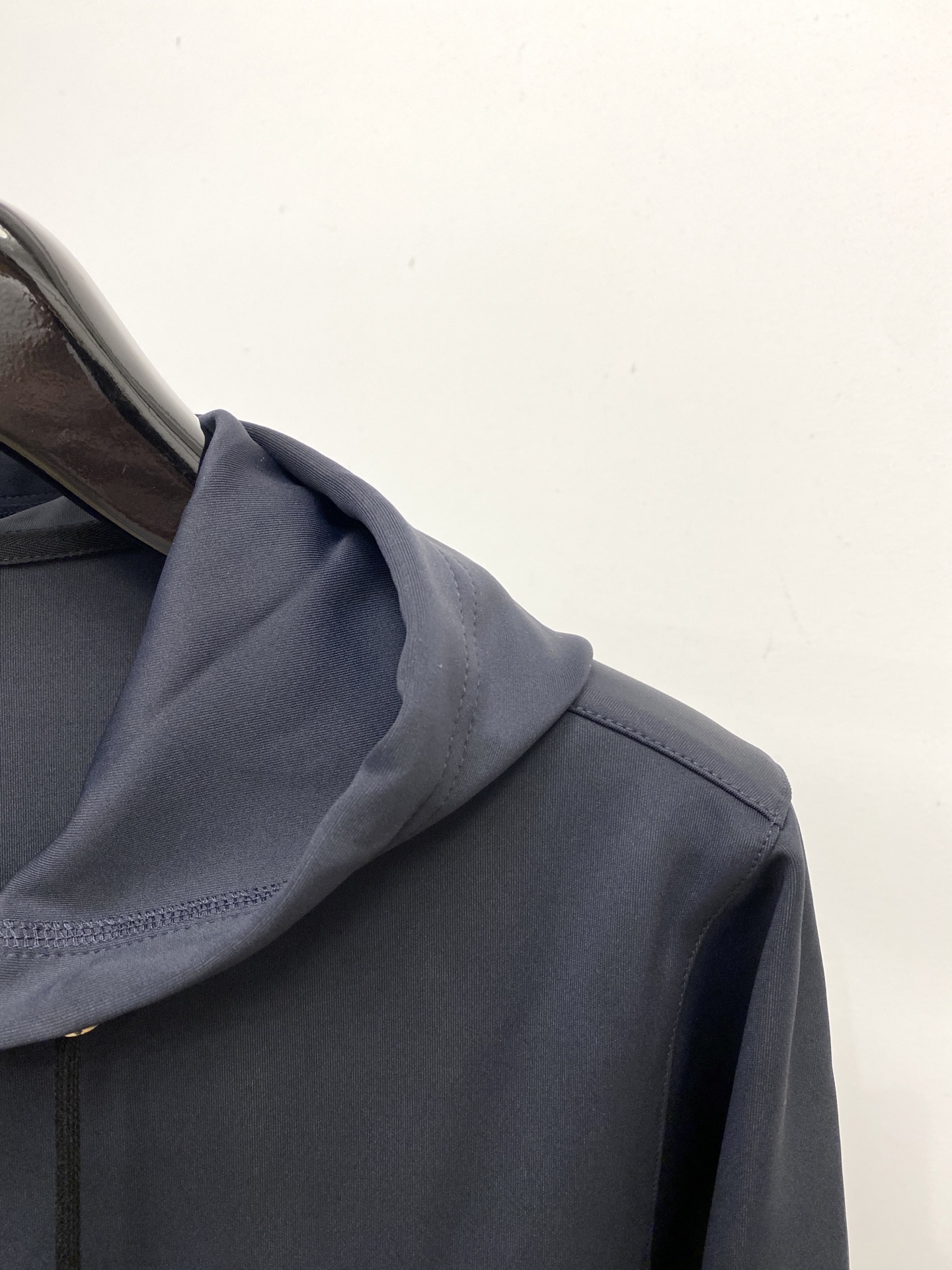 克罗心、2025新品卫衣外套，时尚帅气，胸前刺绣五金装饰图案logo，简约百搭款，定制原版面料，不仅挺括