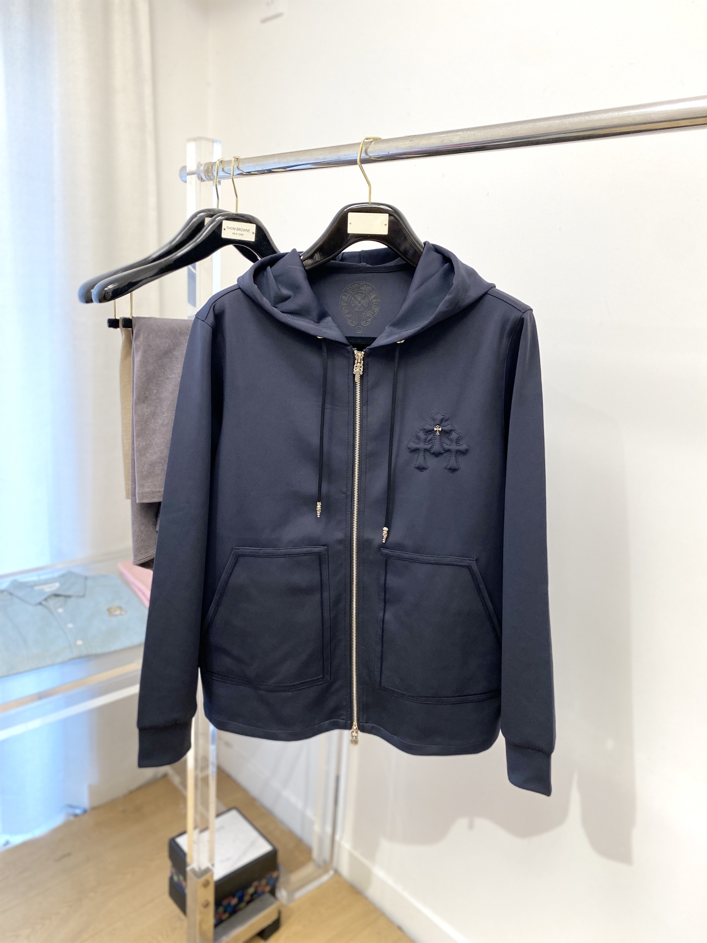 克罗心、2025新品卫衣外套，时尚帅气，胸前刺绣五金装饰图案logo，简约百搭款，定制原版面料，不仅挺括