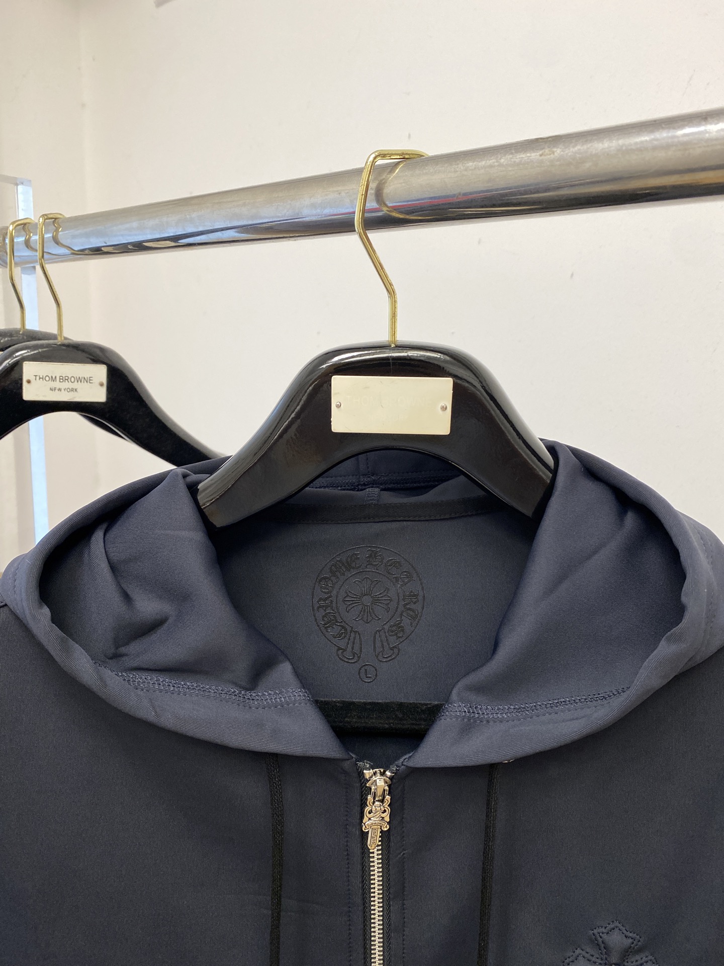 克罗心、2025新品卫衣外套，时尚帅气，胸前刺绣五金装饰图案logo，简约百搭款，定制原版面料，不仅挺括