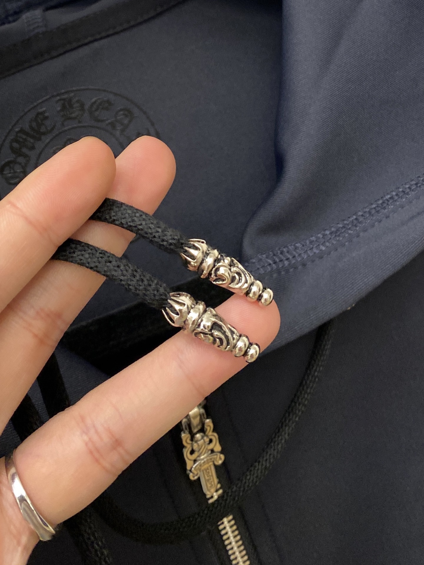 克罗心、2025新品卫衣外套，时尚帅气，胸前刺绣五金装饰图案logo，简约百搭款，定制原版面料，不仅挺括