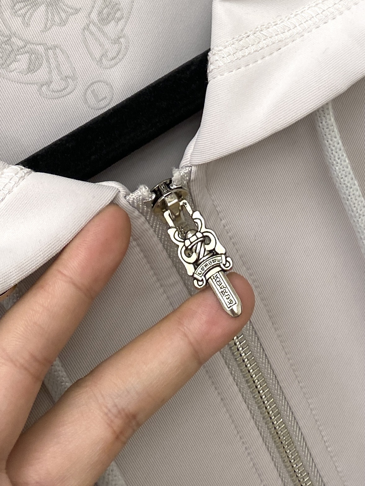 克罗心、2025新品卫衣外套，时尚帅气，胸前刺绣五金装饰图案logo，简约百搭款，定制原版面料，不仅挺括