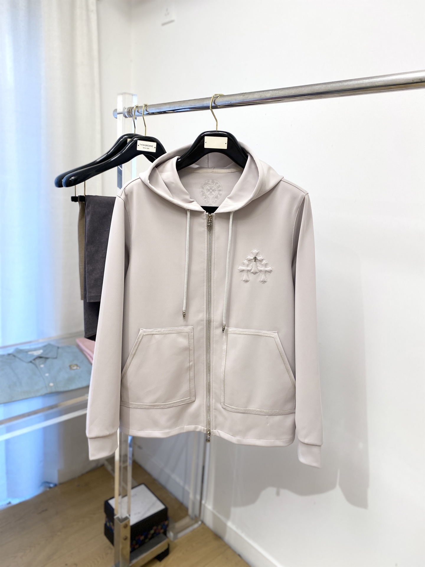 克罗心、2025新品卫衣外套，时尚帅气，胸前刺绣五金装饰图案logo，简约百搭款，定制原版面料，不仅挺括