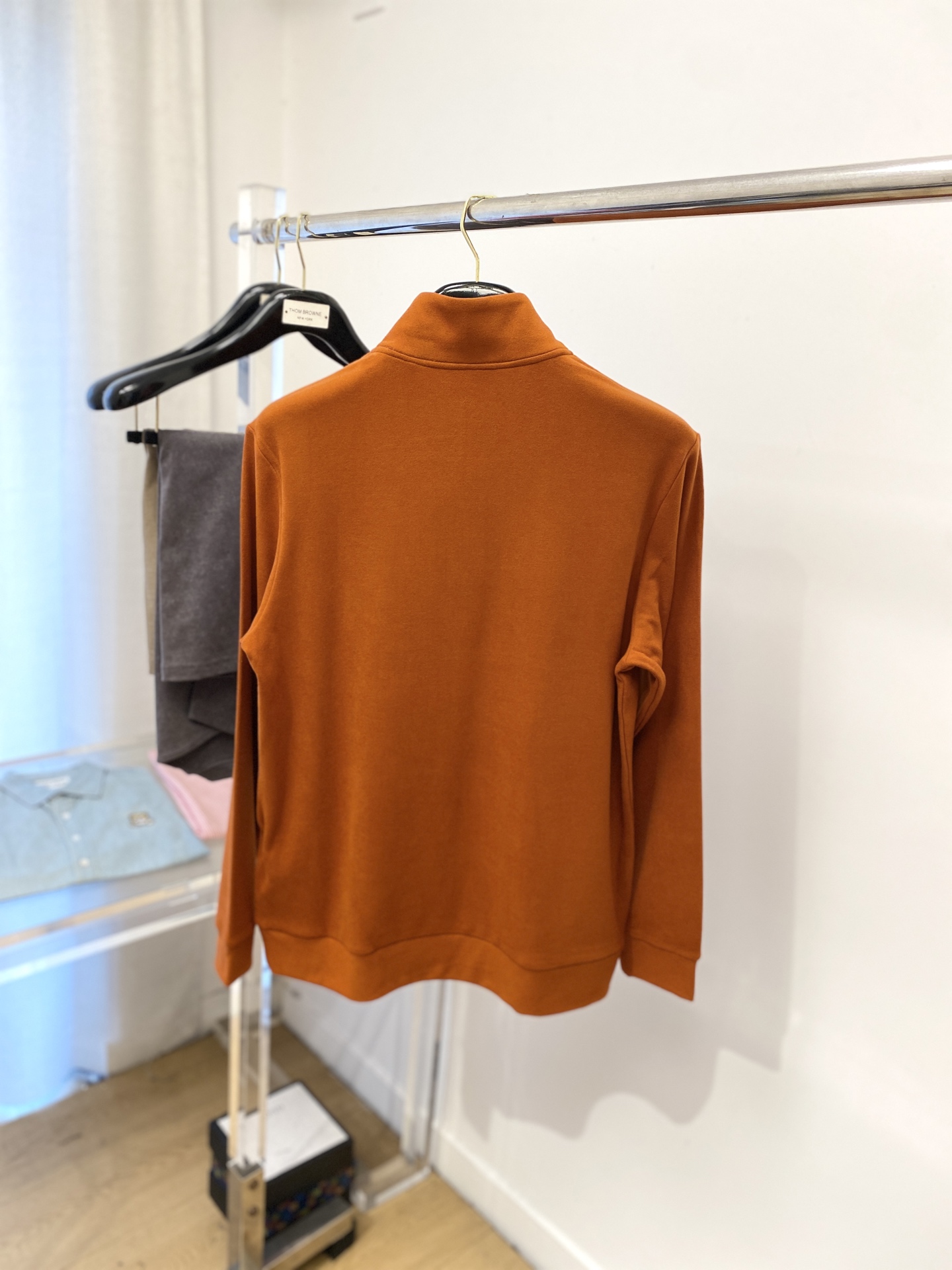 蒙口、2025新品长袖卫衣，帅气时尚，简约百搭款。胸前刺绣装饰图案logo，面料棉 不仅挺括，保持潮流的