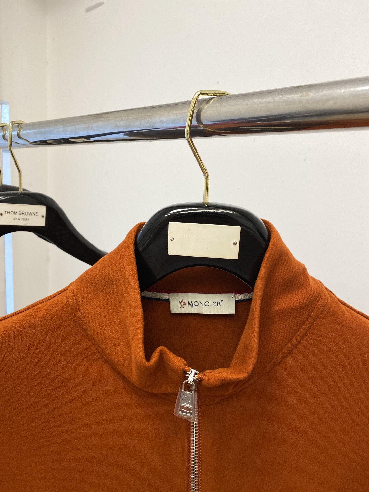 蒙口、2025新品长袖卫衣，帅气时尚，简约百搭款。胸前刺绣装饰图案logo，面料棉 不仅挺括，保持潮流的