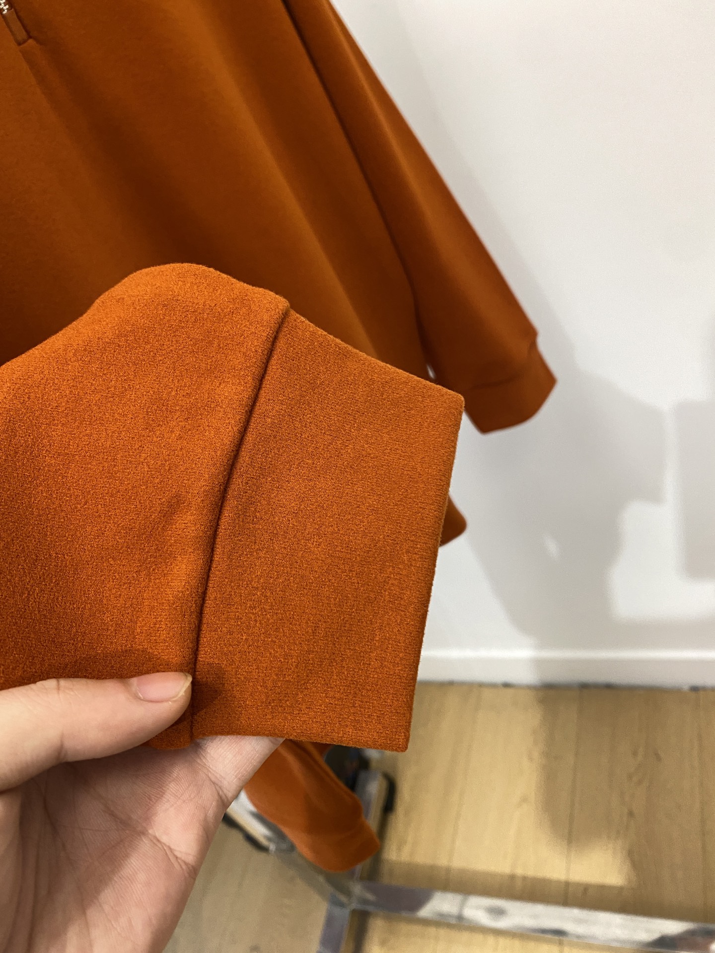 蒙口、2025新品长袖卫衣，帅气时尚，简约百搭款。胸前刺绣装饰图案logo，面料棉 不仅挺括，保持潮流的