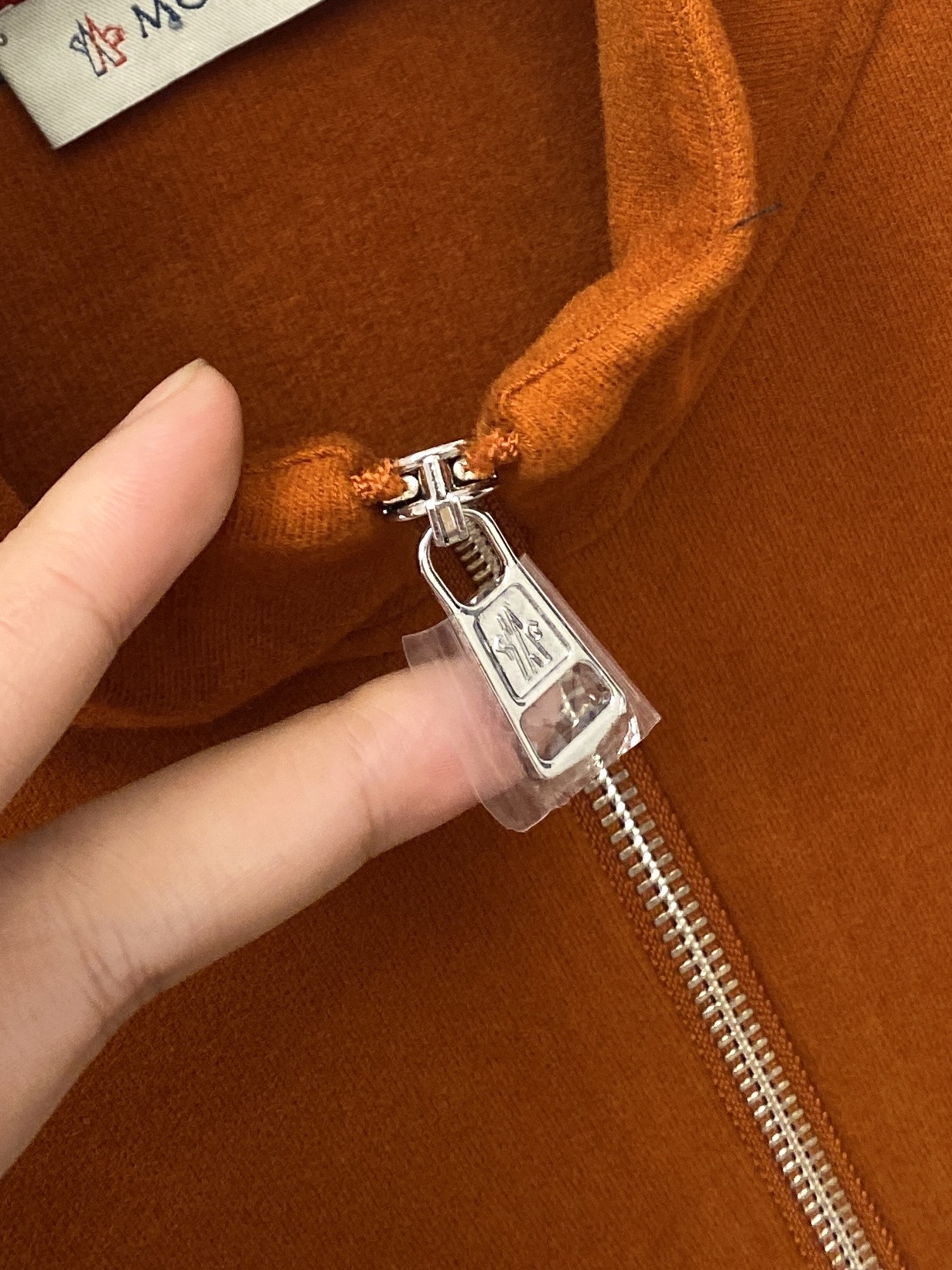 蒙口、2025新品长袖卫衣，帅气时尚，简约百搭款。胸前刺绣装饰图案logo，面料棉 不仅挺括，保持潮流的