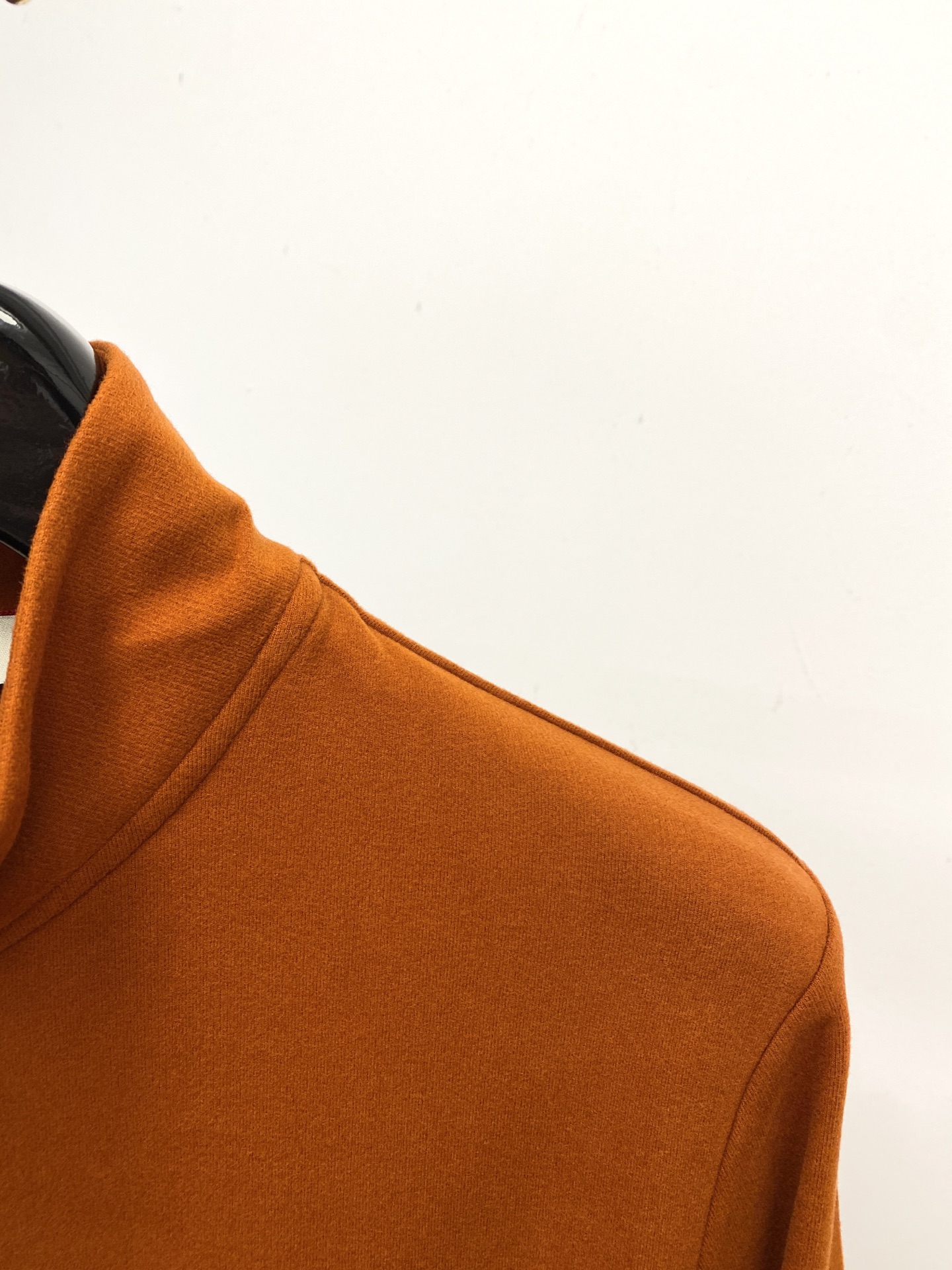 蒙口、2025新品长袖卫衣，帅气时尚，简约百搭款。胸前刺绣装饰图案logo，面料棉 不仅挺括，保持潮流的