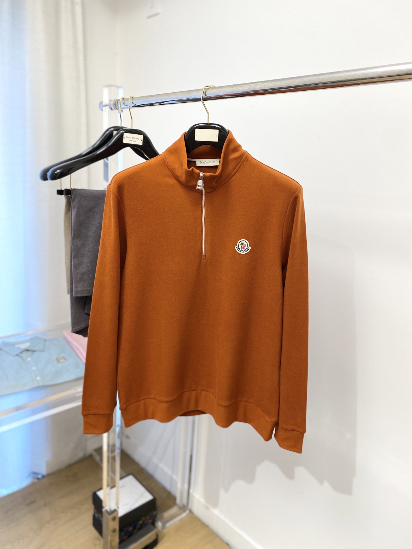 蒙口、2025新品长袖卫衣，帅气时尚，简约百搭款。胸前刺绣装饰图案logo，面料棉 不仅挺括，保持潮流的