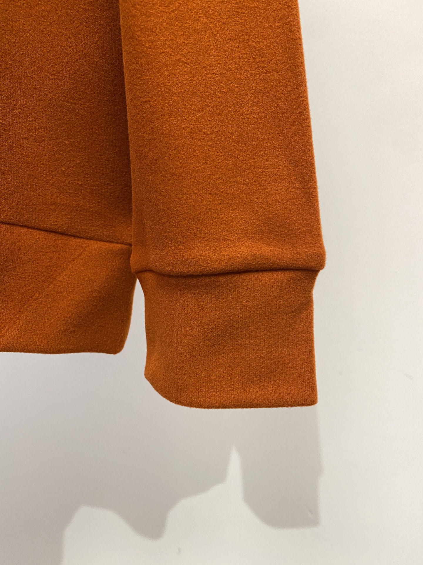 蒙口、2025新品长袖卫衣，帅气时尚，简约百搭款。胸前刺绣装饰图案logo，面料棉 不仅挺括，保持潮流的