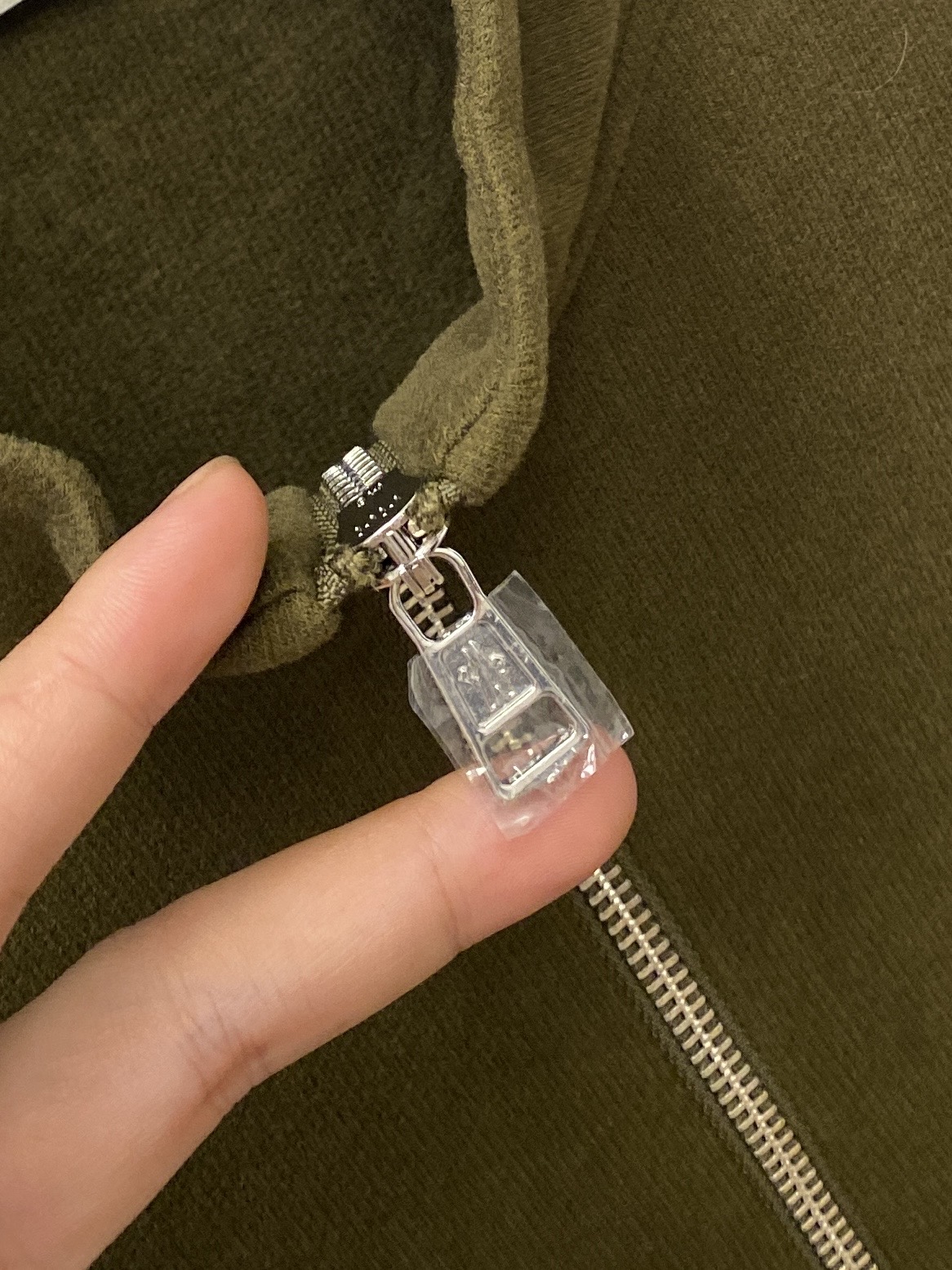 蒙口、2025新品长袖卫衣，帅气时尚，简约百搭款。胸前刺绣装饰图案logo，面料棉 不仅挺括，保持潮流的