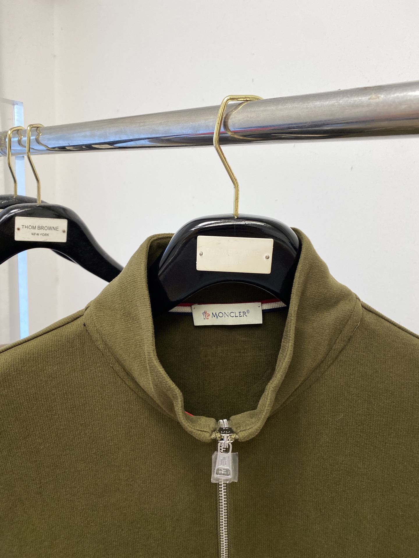 蒙口、2025新品长袖卫衣，帅气时尚，简约百搭款。胸前刺绣装饰图案logo，面料棉 不仅挺括，保持潮流的